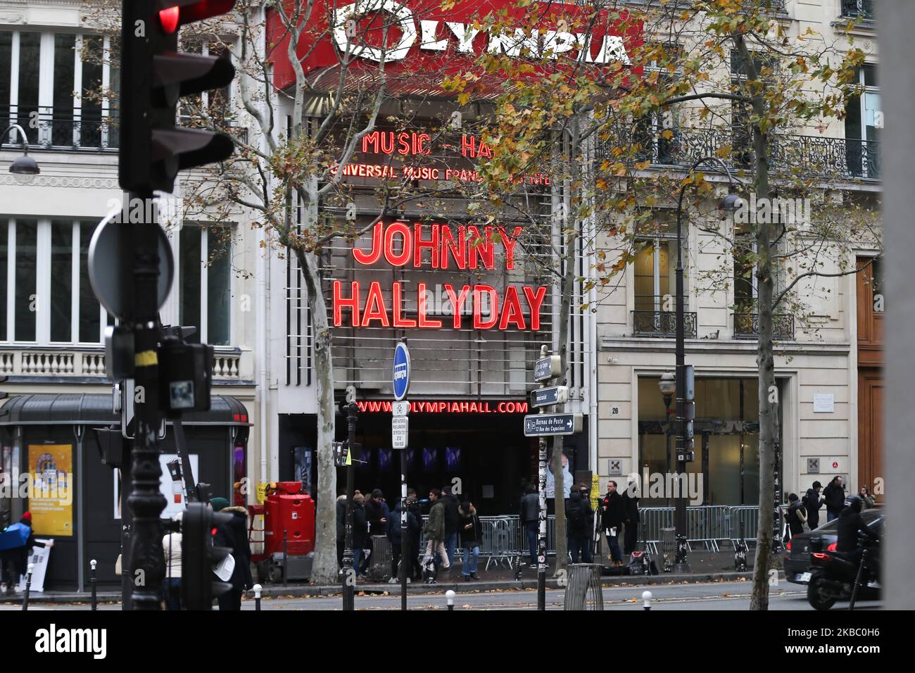 Am 1. Dezember 2019, fast zwei Jahre nach dem Tod dieser Legende französischer Musik, wurde dem französischen Sänger Johnny Hallyday in der Olympia Hall in Paris, Frankreich, eine Hommage gewidmet. Aus diesem Anlass leuchteten die Buchstaben seines Namens in den Neonlichtern der berühmten Fassade des Olympia in Rot. Johnny Hallyday starb in der Nacht vom 5. 2017. Dezember im Alter von 74 Jahren nach einem Kampf mit Lungenkrebs. (Foto von Michel Stoupak/NurPhoto) Stockfoto