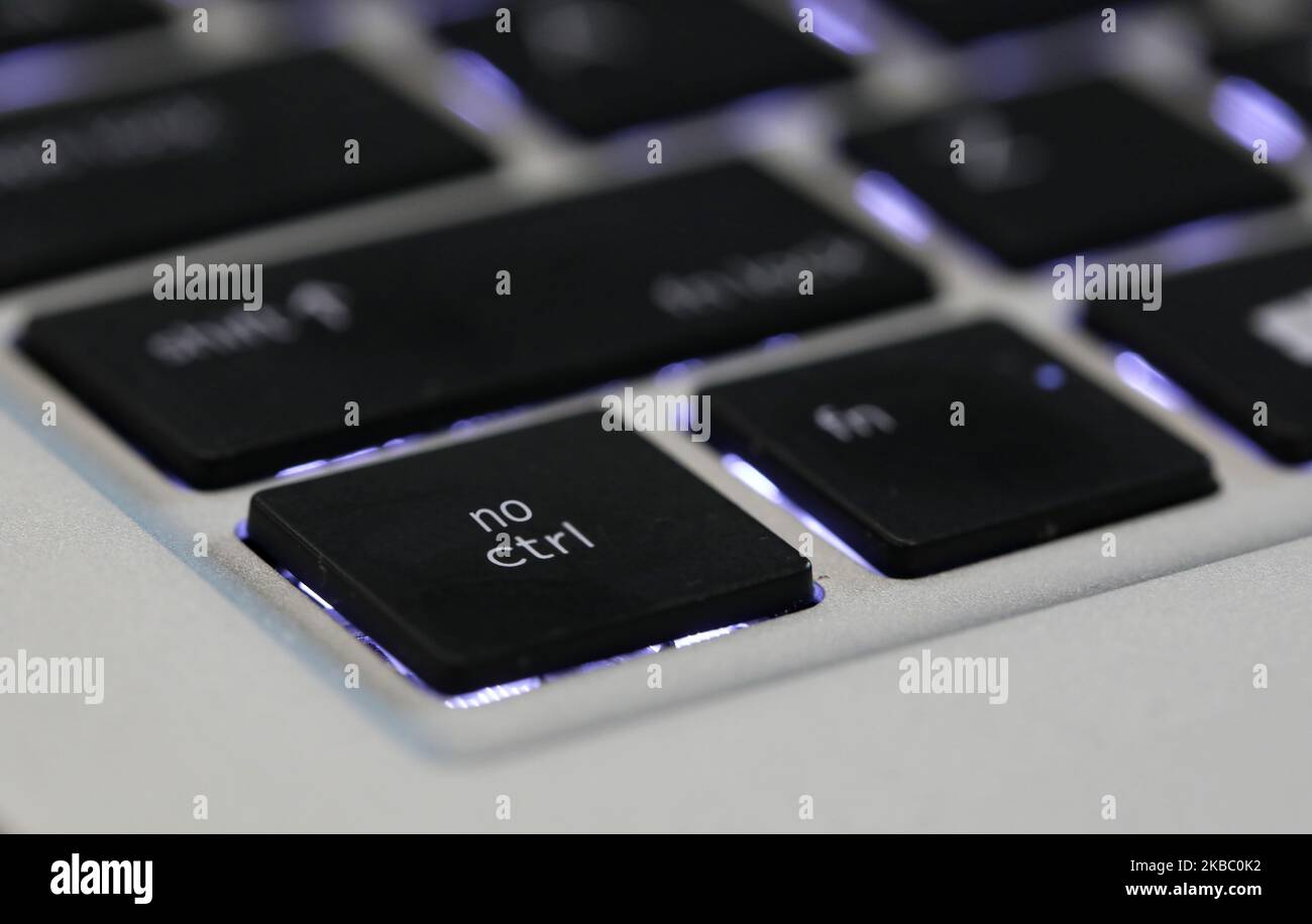 Eine kreative Illustration, um die Idee zu vermitteln, „keine Kontrolle“ über etwas zu haben. Der Text ohne Strg auf einer Computertastatur-Taste Stockfoto