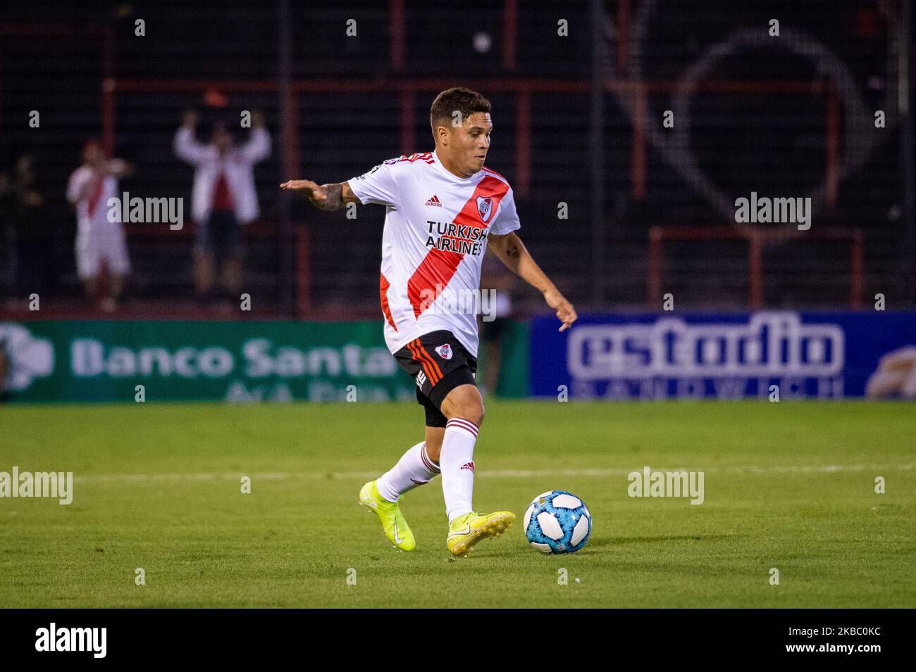 Juan Fernando Quintero fährt den Ball während eines Spiels zwischen Newell's Old Boys und River Plate im Rahmen der Superliga 2019/20 im Marcelo Bielsa Stadium am 30. November 2019 in Rosario, Argentinien. (Foto von Manuel Cortina/NurPhoto) Stockfoto