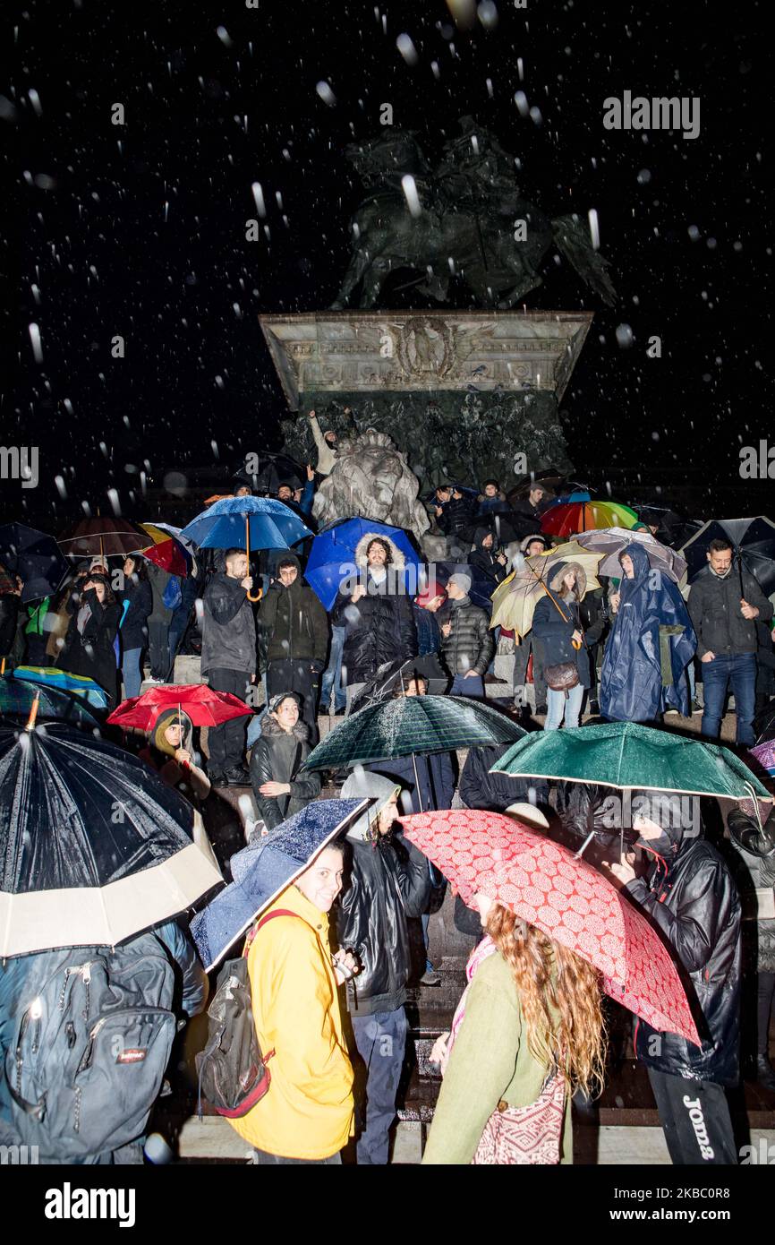 Die Sardine-Bewegung, die in ganz Italien gegen den ehemaligen Minister Matteo Salvini protestiert, protestiert am 01 2019. Dezember vor der Mailänder Kathedrale. Die Bewegung, geboren von Roberto Morotti, Giulia Trappoloni und Andrea Garreffa, wurde in Opposition zum Wahlkampf in Bologna der Liga von Matteo Salvini geboren, um sicherzustellen, dass sie zahlreicher sind als die Teilnehmer der Lega. (Foto von Mairo Cinquetti/NurPhoto) Stockfoto