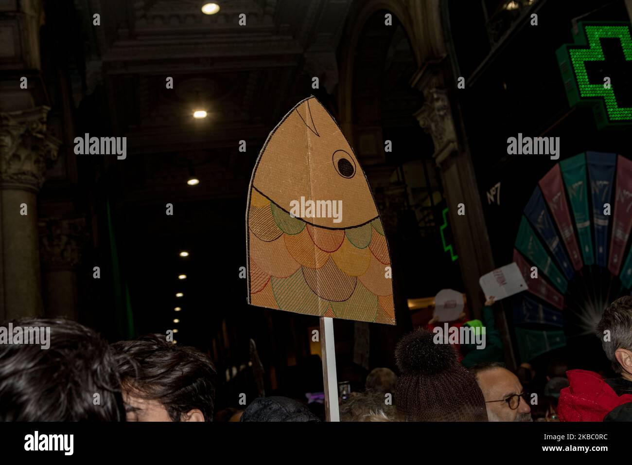 Die Sardine-Bewegung, die in ganz Italien gegen den ehemaligen Minister Matteo Salvini protestiert, protestiert am 01 2019. Dezember vor der Mailänder Kathedrale. Die Bewegung, geboren von Roberto Morotti, Giulia Trappoloni und Andrea Garreffa, wurde in Opposition zum Wahlkampf in Bologna der Liga von Matteo Salvini geboren, um sicherzustellen, dass sie zahlreicher sind als die Teilnehmer der Lega. (Foto von Mairo Cinquetti/NurPhoto) Stockfoto