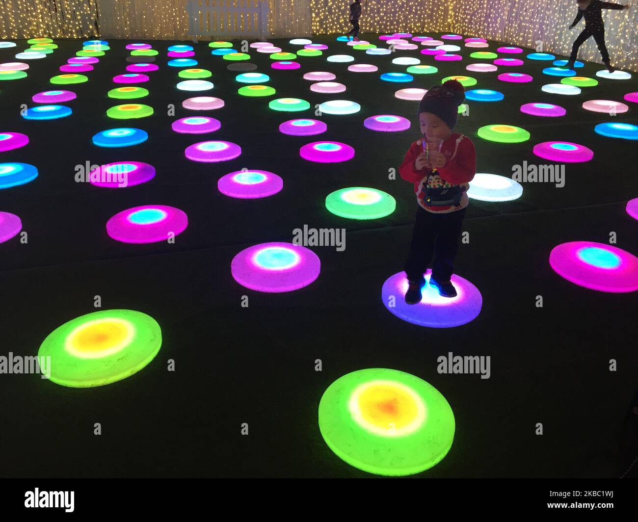 Kinder springen auf Discs, die ihre Farbe wechseln, während des Christmas Glow Festival in Toronto, Ontario, Kanada, am 30. November 2019. Christmas Glow ist Ontarios größtes Weihnachtsfest für Familien, bei dem bis zu 100.000 Besucher unter dem Funkeln von einer halben Million Lichtern lachen und spielen werden. (Foto von Creative Touch Imaging Ltd./NurPhoto) Stockfoto Kinder springen auf Discs, die ihre Farbe wechseln, während des Christmas Glow Festival in Toronto, Ontario, Kanada, am 30. November 2019. Christmas Glow ist Ontarios größtes Weihnachtsfest für Familien, bei dem bis zu 100.000 Besucher unter dem Funkeln von einer halben Million Lichtern lachen und spielen werden. (Foto von Creative Touch Imaging Ltd./NurPhoto) Stockfoto