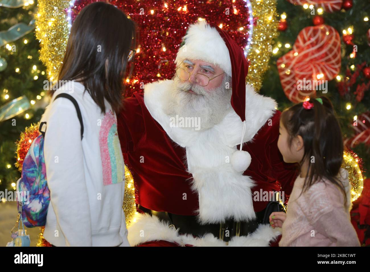 Am 30. November 2019 unterhalten sich Kinder mit einem Mann, der als Weihnachtsmann gekleidet ist, während des Christmas Glow Festivals in Toronto, Ontario, Kanada. Christmas Glow ist Ontarios größtes Weihnachtsfest für Familien, bei dem bis zu 100.000 Besucher unter dem Funkeln von einer halben Million Lichtern lachen und spielen werden. (Foto von Creative Touch Imaging Ltd./NurPhoto) Stockfoto Am 30. November 2019 unterhalten sich Kinder mit einem Mann, der als Weihnachtsmann gekleidet ist, während des Christmas Glow Festivals in Toronto, Ontario, Kanada. Christmas Glow ist Ontarios größtes Weihnachtsfest für Familien, bei dem bis zu 100.000 Besucher unter dem Funkeln von einer halben Million Lichtern lachen und spielen werden. (Foto von Creative Touch Imaging Ltd./NurPhoto) Stockfoto