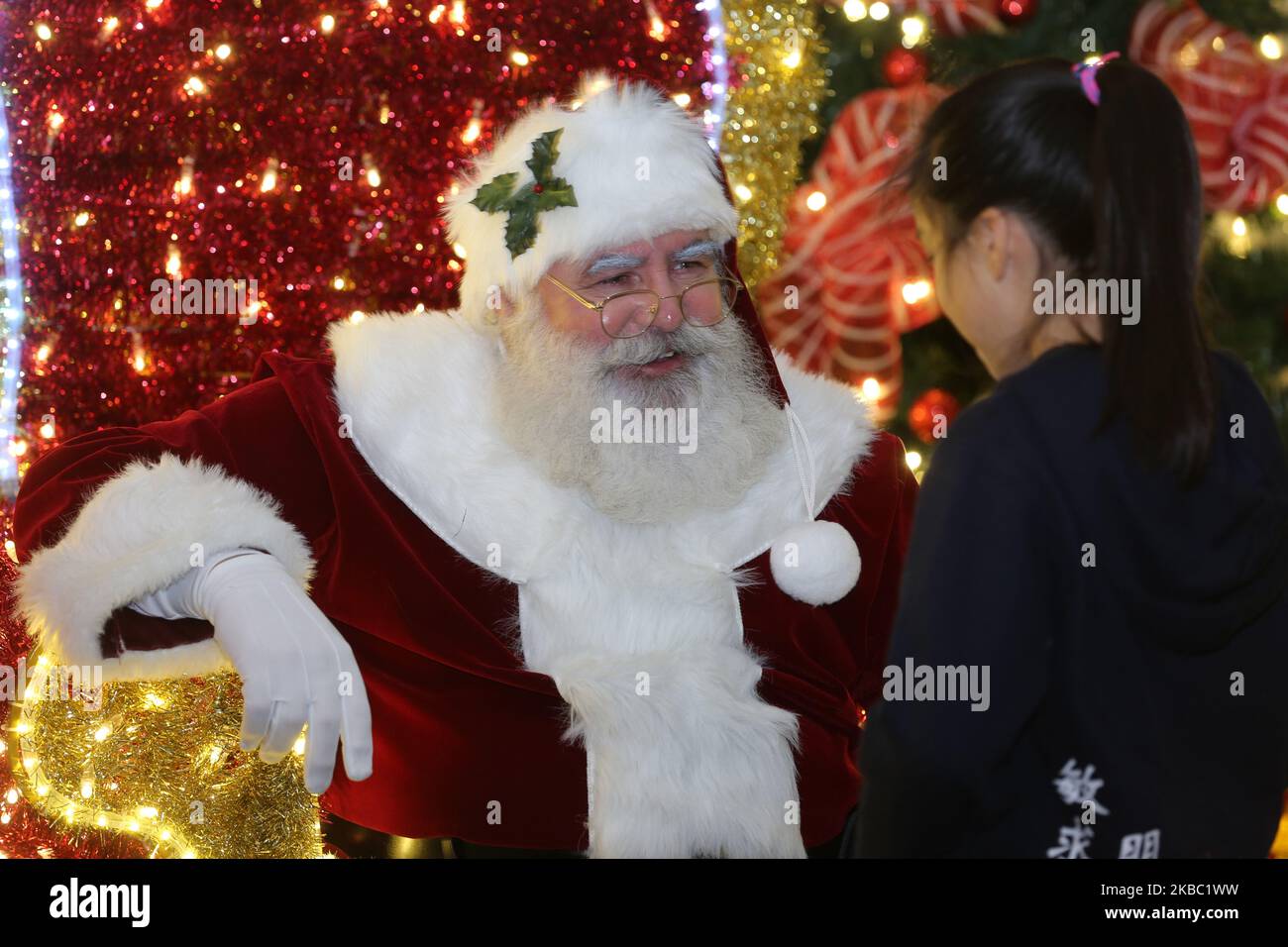 Am 30. November 2019 unterhalten sich Kinder mit einem Mann, der als Weihnachtsmann gekleidet ist, während des Christmas Glow Festivals in Toronto, Ontario, Kanada. Christmas Glow ist Ontarios größtes Weihnachtsfest für Familien, bei dem bis zu 100.000 Besucher unter dem Funkeln von einer halben Million Lichtern lachen und spielen werden. (Foto von Creative Touch Imaging Ltd./NurPhoto) Stockfoto Am 30. November 2019 unterhalten sich Kinder mit einem Mann, der als Weihnachtsmann gekleidet ist, während des Christmas Glow Festivals in Toronto, Ontario, Kanada. Christmas Glow ist Ontarios größtes Weihnachtsfest für Familien, bei dem bis zu 100.000 Besucher unter dem Funkeln von einer halben Million Lichtern lachen und spielen werden. (Foto von Creative Touch Imaging Ltd./NurPhoto) Stockfoto