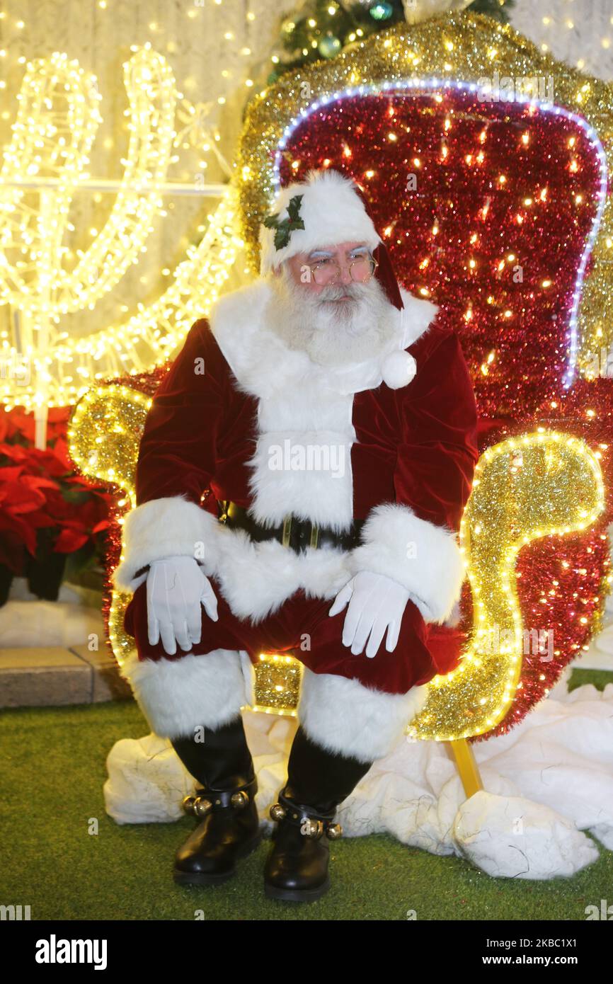 Mann, der am 30. November 2019 beim Christmas Glow Festival in Toronto, Ontario, Kanada, als Weihnachtsmann gekleidet war. Christmas Glow ist Ontarios größtes Weihnachtsfest für Familien, bei dem bis zu 100.000 Besucher unter dem Funkeln von einer halben Million Lichtern lachen und spielen werden. (Foto von Creative Touch Imaging Ltd./NurPhoto) Stockfoto Mann, der am 30. November 2019 beim Christmas Glow Festival in Toronto, Ontario, Kanada, als Weihnachtsmann gekleidet war. Christmas Glow ist Ontarios größtes Weihnachtsfest für Familien, bei dem bis zu 100.000 Besucher unter dem Funkeln von einer halben Million Lichtern lachen und spielen werden. (Foto von Creative Touch Imaging Ltd./NurPhoto) Stockfoto