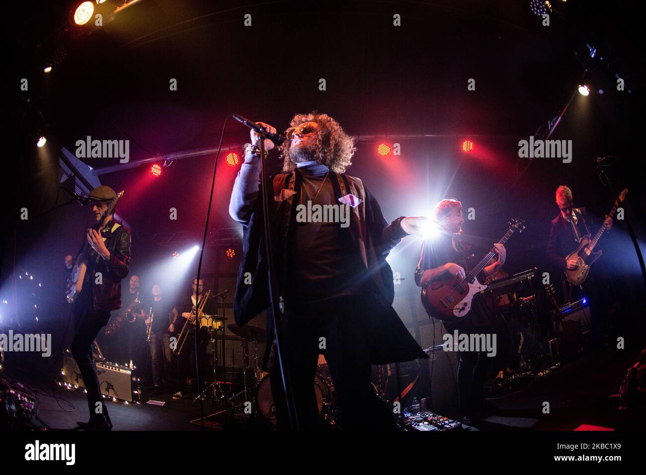 Frans van Zoest (L), Marcel Veenendaal (C), Bas van Wageningen (R) von DI-RECT spielen am 01 2019. Dezember live im Serraglio in Mailand, Italien. Di-rect ist eine Rockband aus Den Haag, Niederlande, die 1999 gegründet wurde und 20 Millionen Streams in den Niederlanden erreicht hat. Im Jahr 2019, anlässlich des 20. Geburtstages der Band, stehen sie vor ihrer ersten Europatour. (Foto von Mairo Cinquetti/NurPhoto) Stockfoto