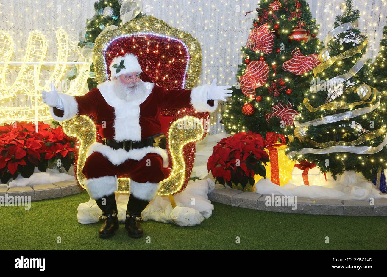 Mann, der am 30. November 2019 beim Christmas Glow Festival in Toronto, Ontario, Kanada, als Weihnachtsmann gekleidet war. Christmas Glow ist Ontarios größtes Weihnachtsfest für Familien, bei dem bis zu 100.000 Besucher unter dem Funkeln von einer halben Million Lichtern lachen und spielen werden. (Foto von Creative Touch Imaging Ltd./NurPhoto) Stockfoto Mann, der am 30. November 2019 beim Christmas Glow Festival in Toronto, Ontario, Kanada, als Weihnachtsmann gekleidet war. Christmas Glow ist Ontarios größtes Weihnachtsfest für Familien, bei dem bis zu 100.000 Besucher unter dem Funkeln von einer halben Million Lichtern lachen und spielen werden. (Foto von Creative Touch Imaging Ltd./NurPhoto) Stockfoto