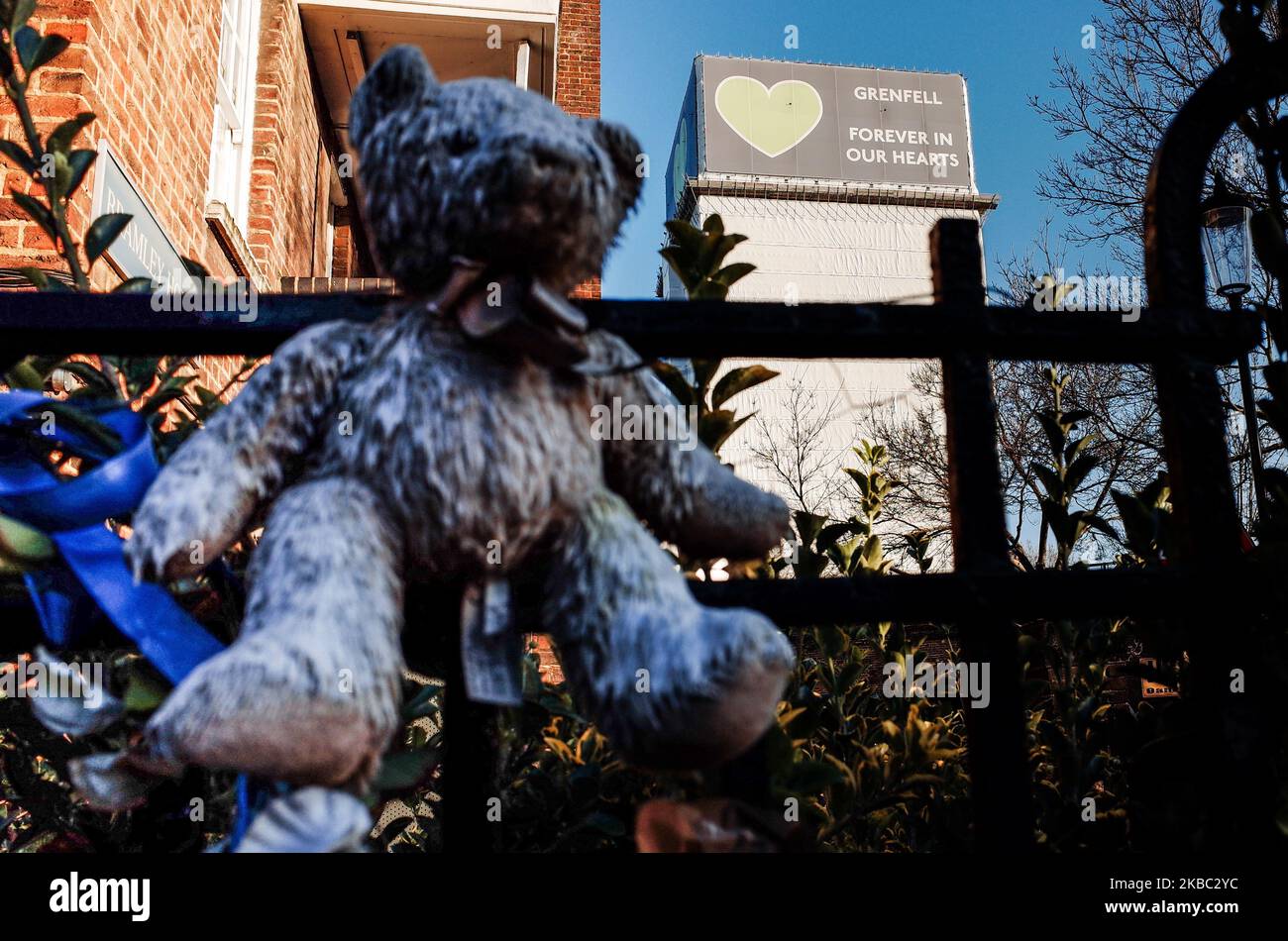 Ein Teddybären-Denkmal ist an Zäunen in der Nähe der Überreste des Grenfell Tower befestigt, der im Juni 2017 durch einen Brand zerstört wurde und am 2. Dezember 2019 in North Kensington in London, England, mit einer Folie umhüllt wurde. 72 Menschen starben bei dem Brand, dessen Schwere viele Anwohner später auf die Auswirkungen der jahrelangen Vernachlässigung der konservativen Regierung des Gebiets und seines sozialen Wohnraums zurückführten. Über Jahrzehnte, vertreten durch Abgeordnete der Konservativen Partei, fällt North Kensington in den parlamentarischen Wahlkreis Kensington, der derzeit am marginalsten in ganz England ist und die Tories vom Lab gewonnen hat Stockfoto