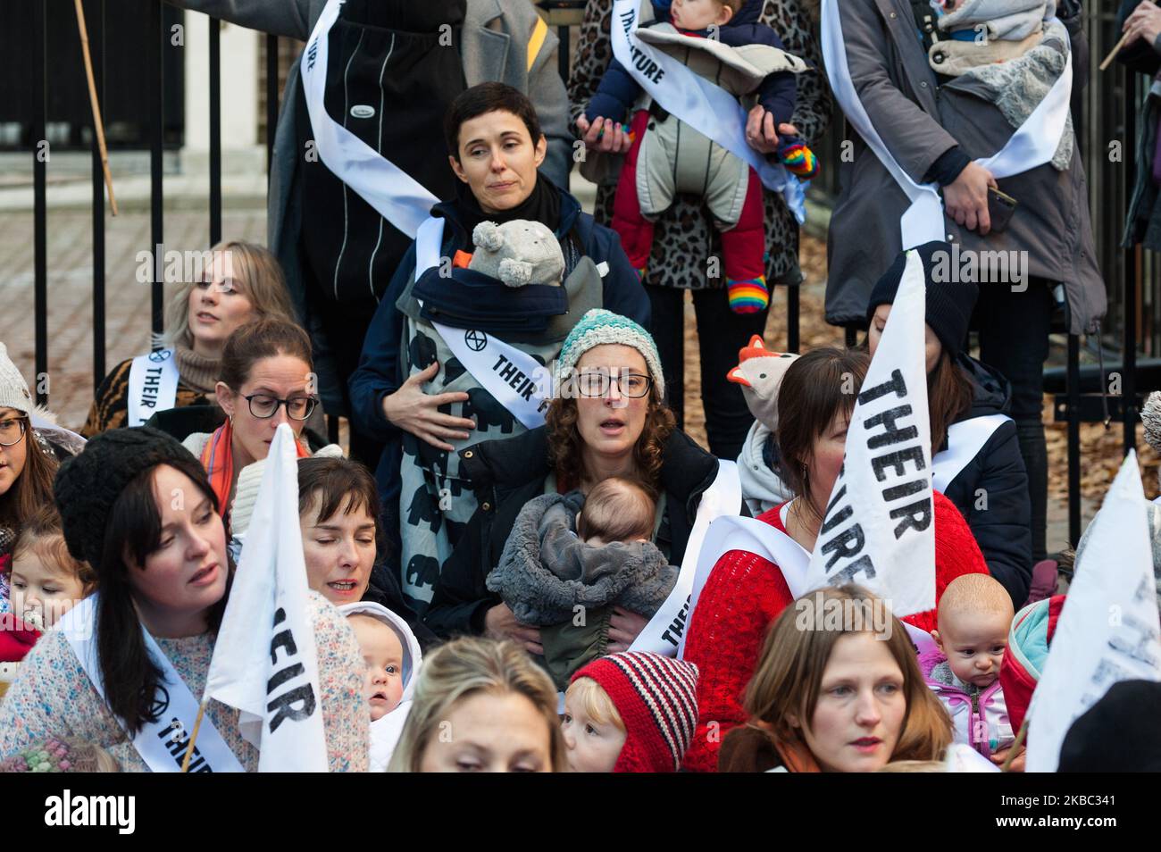 Eine Gruppe von Müttern aus dem Extinction Rebellion inszeniert am 02. Dezember 2019 in London, England, einen Massenprotest ‘Feed-in’ vor dem Hauptquartier der Konservativen Partei. Die Demonstration ist Teil einer Reihe von Protesten vor den Parlamentswahlen vom 12. Dezember, in denen gefordert wird, dass die Klimanotstand von den wichtigsten politischen Parteien ganz oben auf die Tagesordnung gesetzt wird. (Foto von Wiktor Szymanowicz/NurPhoto) Stockfoto