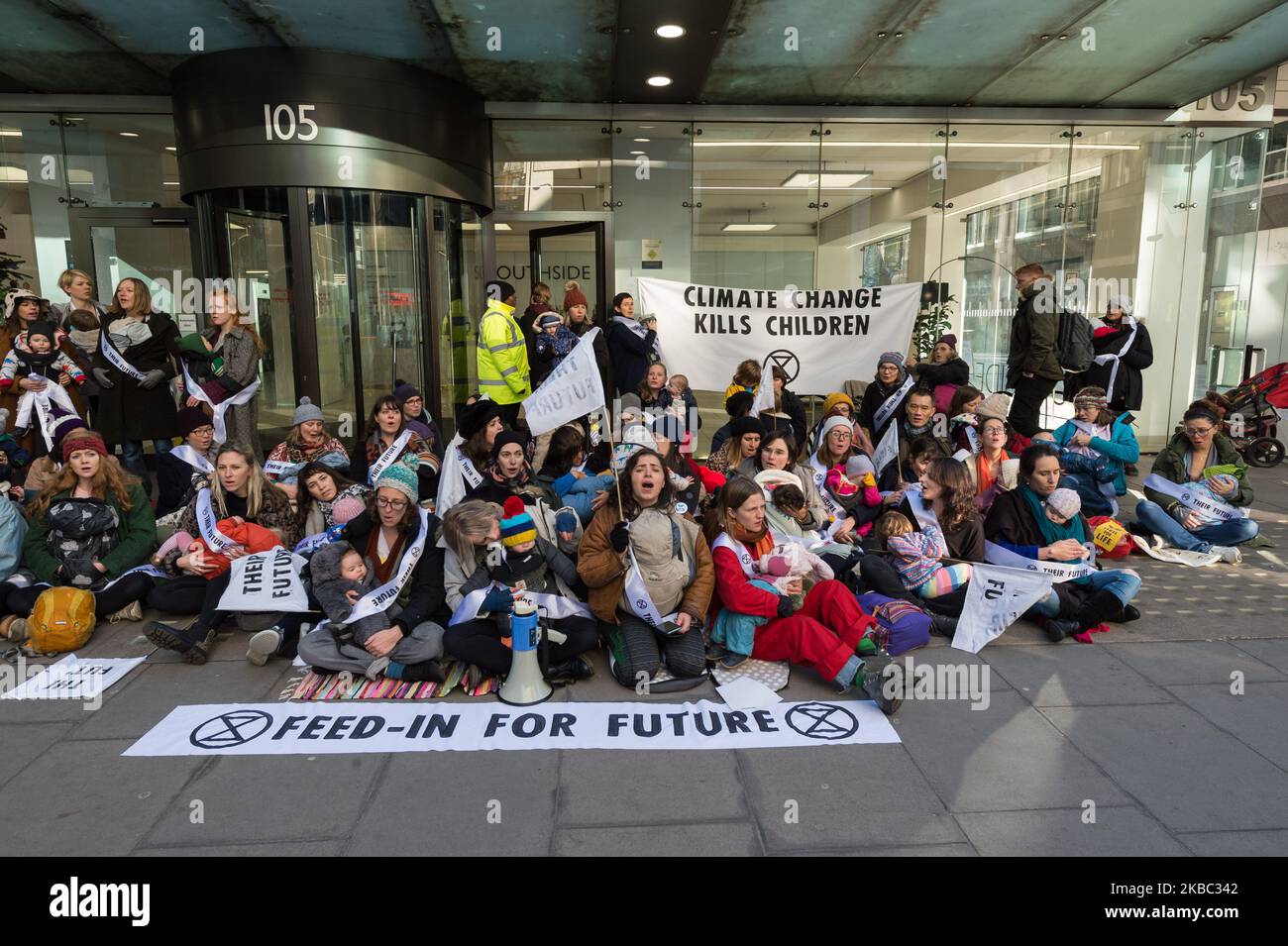 Eine Gruppe von Müttern aus dem Extinction Rebellion inszeniert am 02. Dezember 2019 in London, England, Massenproteste ‘Feed-in’ vor dem Hauptquartier der Labour Party. Die Demonstration ist Teil einer Reihe von Protesten vor den Parlamentswahlen vom 12. Dezember, in denen gefordert wird, dass die Klimanotstand von den wichtigsten politischen Parteien ganz oben auf die Tagesordnung gesetzt wird. (Foto von Wiktor Szymanowicz/NurPhoto) Stockfoto