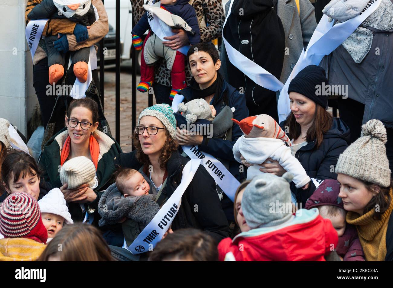 Eine Gruppe von Müttern aus dem Extinction Rebellion inszeniert am 02. Dezember 2019 in London, England, einen Massenprotest ‘Feed-in’ vor dem Hauptquartier der Konservativen Partei. Die Demonstration ist Teil einer Reihe von Protesten vor den Parlamentswahlen vom 12. Dezember, in denen gefordert wird, dass die Klimanotstand von den wichtigsten politischen Parteien ganz oben auf die Tagesordnung gesetzt wird. (Foto von Wiktor Szymanowicz/NurPhoto) Stockfoto