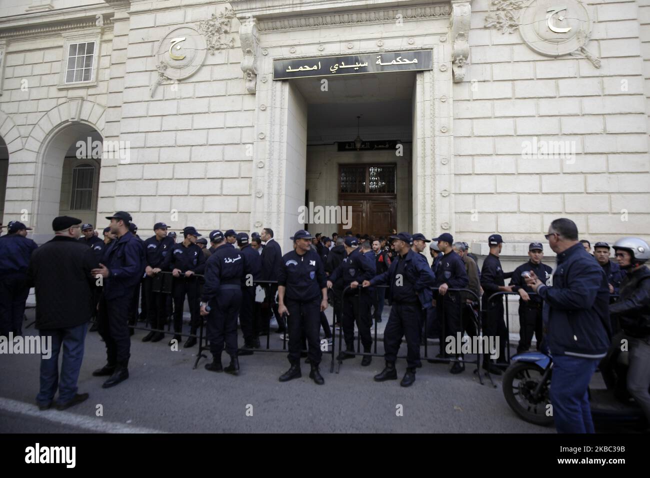 Generalansicht vor dem Gericht von Sidi Mhamed während des Prozesses gegen zwei ehemalige algerische Premierminister Abdelmalek Sellal und Ahmed Ouyahia, Algier, Algerien, 02. Dezember 2019. Die beiden ehemaligen Premierminister unter dem Bouteflika-Regime werden wegen Geldwäsche und Korruption vor dem Richter erscheinen. (Foto von Bilral Bensalem/NurPhoto) Stockfoto