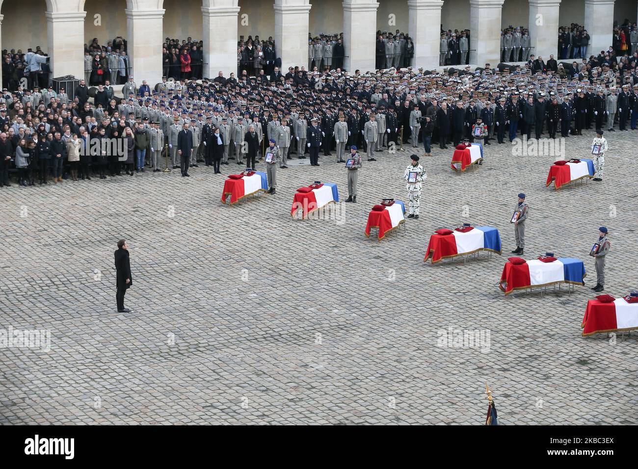 Frankreichs Präsident Emmanuel Macron steht vor den Särgen der 13 französischen Soldaten, die am 2. Dezember 2019 im Pariser Invalidendenkmal bei einer Tribute-Zeremonie getötet wurden. Bei seinem größten militärischen Begräbnis seit Jahrzehnten ehrt Frankreich 13 Soldaten, die während einer Mission gegen Extremisten, die der Gruppe des Islamischen Staates angehören, bei der Kollision ihrer Hubschrauber über Mali getötet wurden. (Foto von Michel Stoupak/NurPhoto) Stockfoto