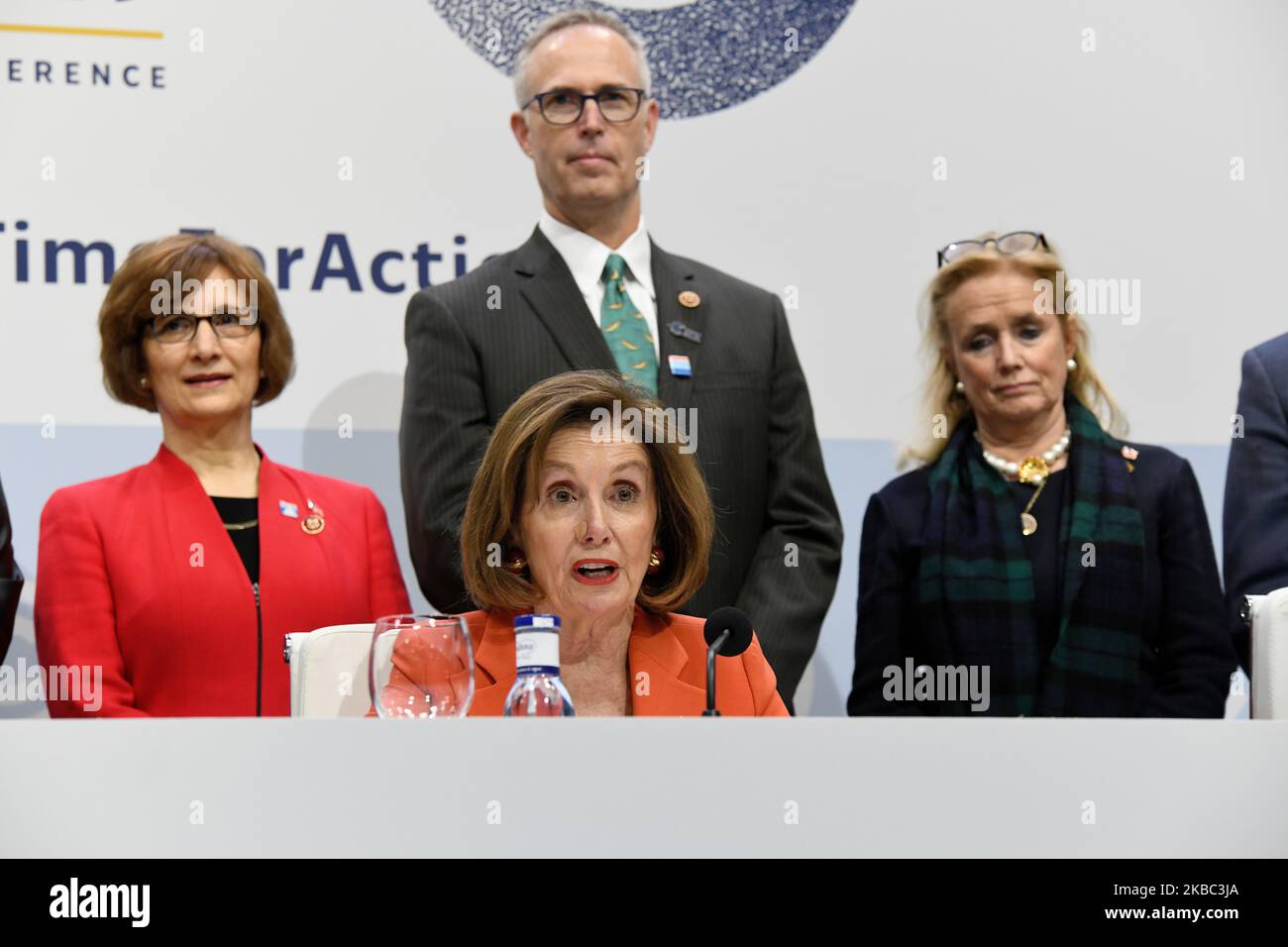 Die Sprecherin des US-Repräsentantenhauses, Nancy Pelosi, hält am Eröffnungstag der UN-Klimakonferenz (COP25) in Madrid am 2.. Dezember 2019 eine Pressekonferenz. (Foto von Juan Carlos Lucas/NurPhoto) Stockfoto