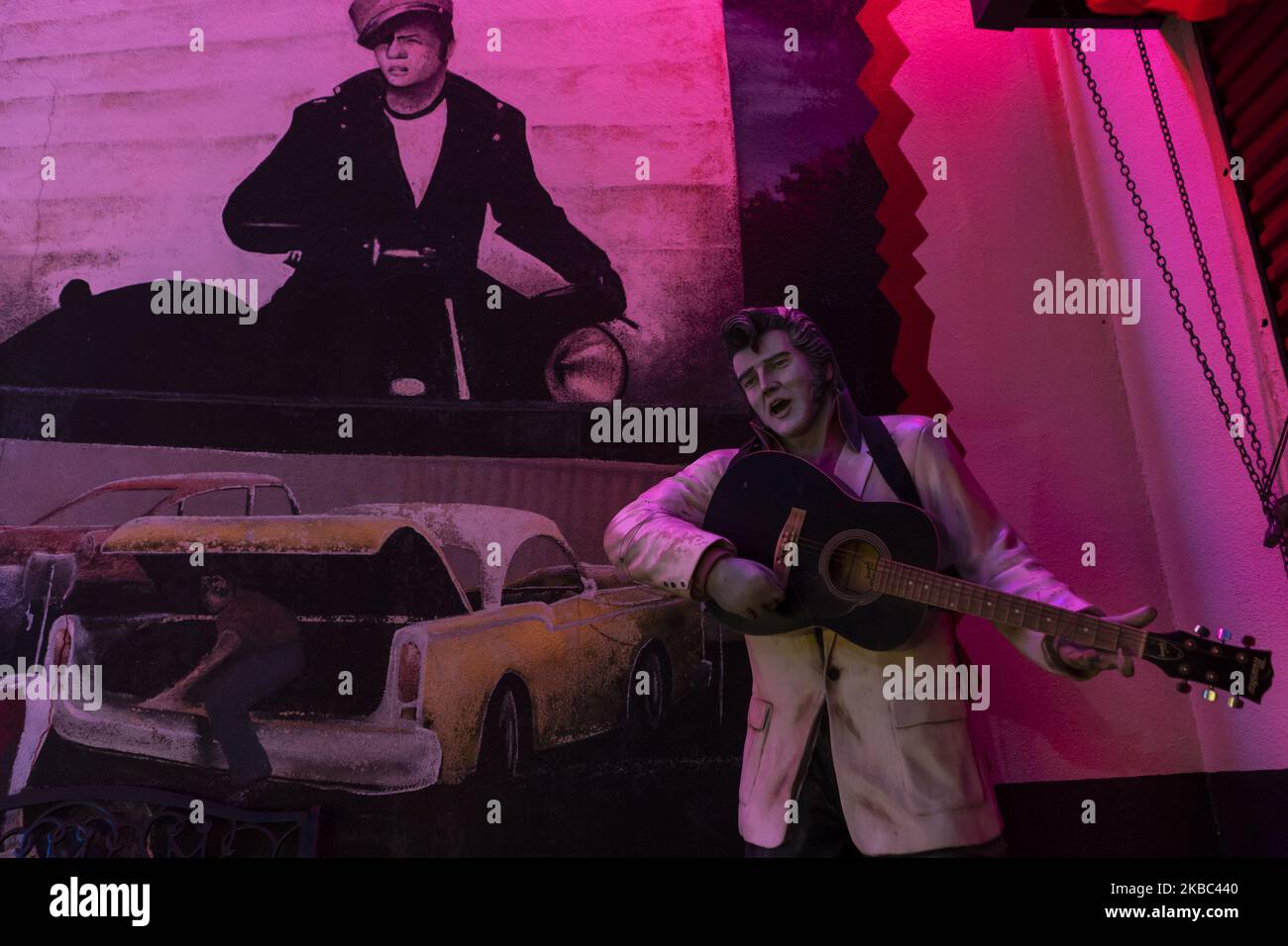 Skulptur und Graffiti von Elvis Presley auf einer Straße in Williams (Arizona), einer der üblichen Haltestellen auf der Route 66 am 13. November 2019. Die Reise entlang der historischen Route 66 in Arizona wird zu einer Suche nach „typischen“ Ecken, die an die Atmosphäre erinnern, die sie in den Jahren 50s und 60s des letzten Jahrhunderts hatte, Als es die am häufigsten von Urlaubern genutzte Route war, als die Vereinigten Staaten die Küste Kaliforniens erreichen wollten, wurde diese Route heute nach der Schaffung der Interstate 40 in den Hintergrund gedrängt. Aber wenn Sie von Las Vegas zum Grand Canyon des Colorado fahren, an seinem südlichen Teil Stockfoto Skulptur und Graffiti von Elvis Presley auf einer Straße in Williams (Arizona), einer der üblichen Haltestellen auf der Route 66 am 13. November 2019. Die Reise entlang der historischen Route 66 in Arizona wird zu einer Suche nach „typischen“ Ecken, die an die Atmosphäre erinnern, die sie in den Jahren 50s und 60s des letzten Jahrhunderts hatte, Als es die am häufigsten von Urlaubern genutzte Route war, als die Vereinigten Staaten die Küste Kaliforniens erreichen wollten, wurde diese Route heute nach der Schaffung der Interstate 40 in den Hintergrund gedrängt. Aber wenn Sie von Las Vegas zum Grand Canyon des Colorado fahren, an seinem südlichen Teil Stockfoto