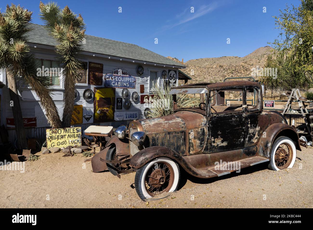 Ein altes Auto in der Kleinstadt Hackberry (Arizona) an der Route 66 am 13. November 2019. Die Reise entlang der historischen Route 66 in Arizona wird zu einer Suche nach „typischen“ Ecken, die an die Atmosphäre erinnern, die sie in den Jahren 50s und 60s des letzten Jahrhunderts hatte, Als es die am häufigsten von Urlaubern genutzte Route war, als die Vereinigten Staaten die Küste Kaliforniens erreichen wollten, wurde diese Route heute nach der Schaffung der Interstate 40 in den Hintergrund gedrängt. Aber wenn Sie von Las Vegas zum Grand Canyon des Colorado fahren, an seinem südlichen Rand, ist es viel spaßiger und fotogen zu verwenden Stockfoto