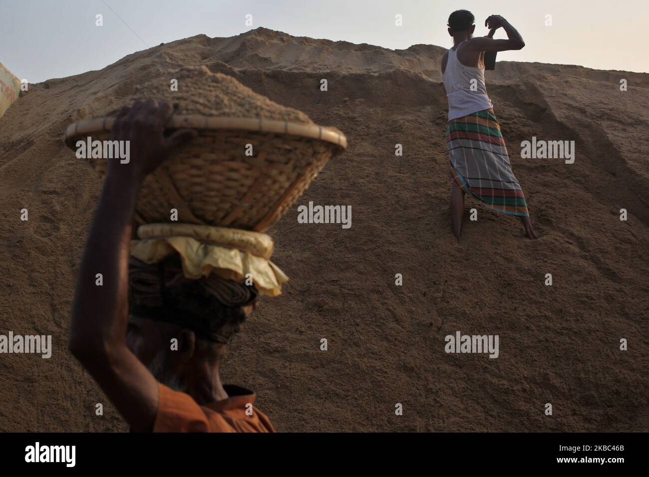 Am 03. Dezember 2019 entladen Arbeiter Sand von einem Frachtschiff in Dhaka, Bangladesch. (Foto von Syed Mahamudur Rahman/NurPhoto) Stockfoto