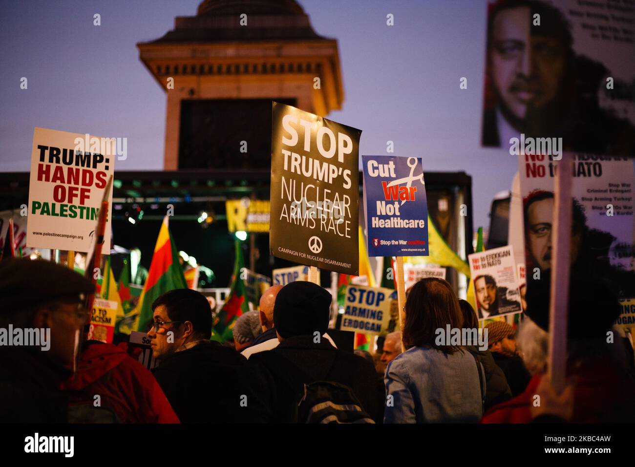 Aktivisten halten am 3. Dezember 2019 auf dem Trafalgar Square in London, England, Plakate gegen Trump, gegen Erdogan, gegen Palästina und andere Plakate gegen die NATO und den US-Präsidenten Donald Trump. Präsident Trump kam gestern Abend zu einem dreitägigen Besuch in Großbritannien an, hauptsächlich um am morgigen NATO-Gipfel in Watford teilzunehmen. Heute Abend nimmt er an einem Empfang der NATO-Führer mit Königin Elizabeth im Buckingham Palace Teil. (Foto von David Cliff/NurPhoto) Stockfoto