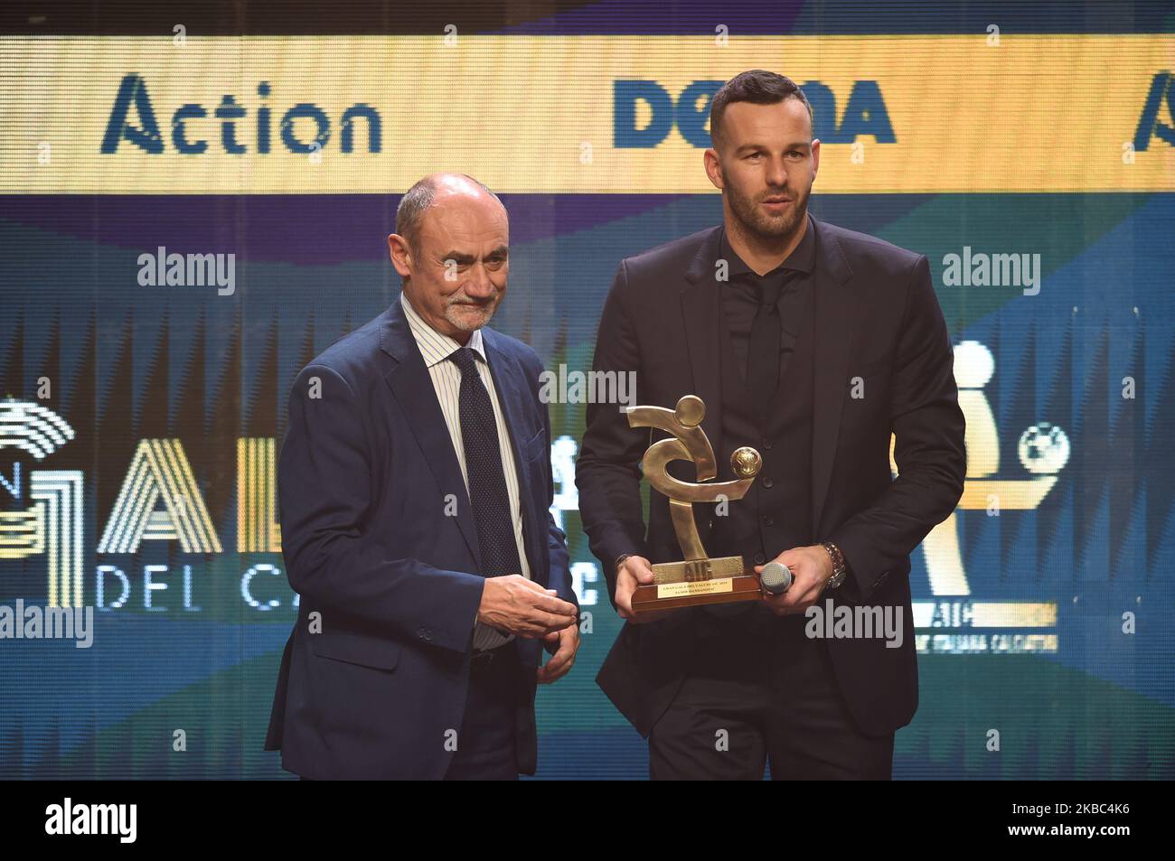 Samir Handanovic (R) posiert mit dem besten Torwartpreis während der italienischen Fußballpreise „Oscar del Calcio AIC“ am 2. Dezember 2019 in Mailand, Italien. (Foto: Andrea Diodato/NurPhoto) Stockfoto