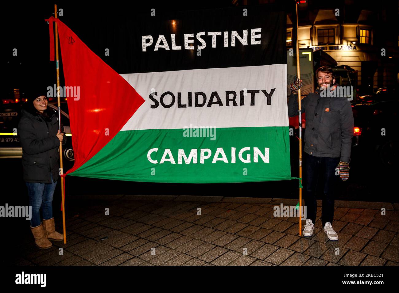 Am ersten Tag des NATO-Gipfels 70. in London, England, marschierten Menschenmassen vom Trafalgar Square zum Buckingham Palace, um gegen die militärische Aktivität des US-Präsidenten Donald Trump mit Unterstützung der NATO zu protestieren 3. 2019 Während des Protestes wurden Themen wie der türkische Krieg gegen Kurden, die Vertreibung indigener Völker in Bolivien, die Besetzung Palästinas und das innenpolitische Problem der Privatisierung des NHS aufgewirbelte. (Foto von Dominika Zarzycka/NurPhoto) Stockfoto