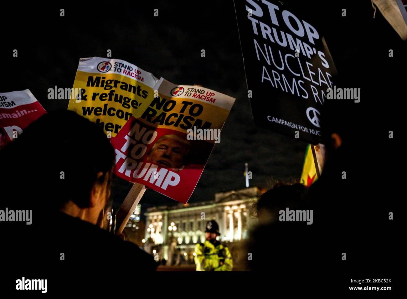 Am ersten Tag des NATO-Gipfels 70. in London, England, marschierten Menschenmassen vom Trafalgar Square zum Buckingham Palace, um gegen die militärische Aktivität des US-Präsidenten Donald Trump mit Unterstützung der NATO zu protestieren 3. 2019 Während des Protestes wurden Themen wie der türkische Krieg gegen Kurden, die Vertreibung indigener Völker in Bolivien, die Besetzung Palästinas und das innenpolitische Problem der Privatisierung des NHS aufgewirbelte. (Foto von Dominika Zarzycka/NurPhoto) Stockfoto