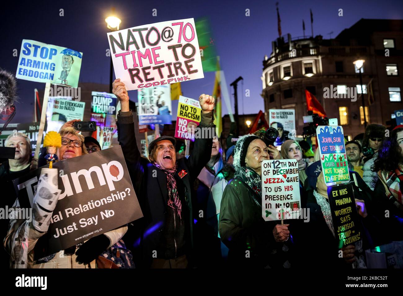 Am ersten Tag des NATO-Gipfels 70. in London, England, marschierten Menschenmassen vom Trafalgar Square zum Buckingham Palace, um gegen die militärische Aktivität des US-Präsidenten Donald Trump mit Unterstützung der NATO zu protestieren 3. 2019 Während des Protestes wurden Themen wie der türkische Krieg gegen Kurden, die Vertreibung indigener Völker in Bolivien, die Besetzung Palästinas und das innenpolitische Problem der Privatisierung des NHS aufgewirbelte. (Foto von Dominika Zarzycka/NurPhoto) Stockfoto