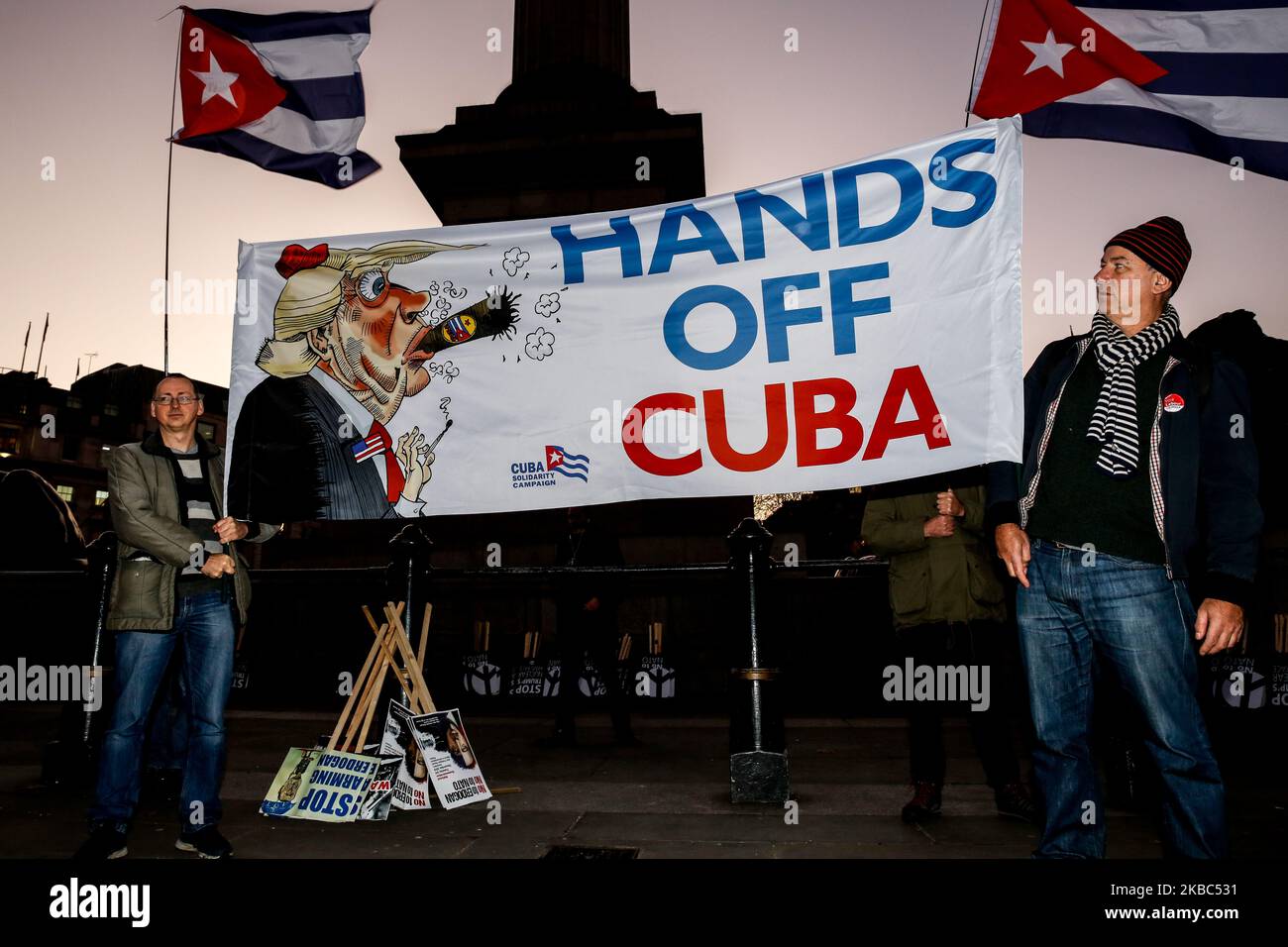 Am ersten Tag des NATO-Gipfels 70. in London, England, marschierten Menschenmassen vom Trafalgar Square zum Buckingham Palace, um gegen die militärische Aktivität des US-Präsidenten Donald Trump mit Unterstützung der NATO zu protestieren 3. 2019 Während des Protestes wurden Themen wie der türkische Krieg gegen Kurden, die Vertreibung indigener Völker in Bolivien, die Besetzung Palästinas und das innenpolitische Problem der Privatisierung des NHS aufgewirbelte. (Foto von Dominika Zarzycka/NurPhoto) Stockfoto