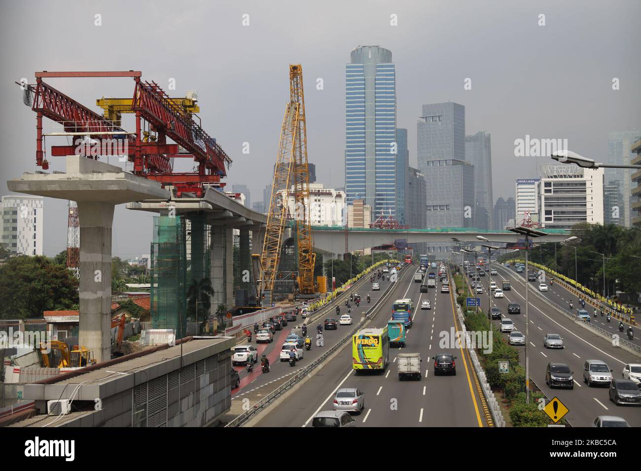 Fahrzeug, das während der Hauptverkehrszeit am Mittwochmorgen, dem 4. Dezember 2019, neben dem LRT Jakarta-Projektstandort vorbeifährt. Auf der Grundlage eines aktualisierten Wirtschaftsberichts vom Oktober 2019 prognostiziert die Weltbank, dass das Wirtschaftswachstum Indonesiens im Jahr 2019 nur 5 % erreichen wird, während die indonesische Regierung optimistisch ist, dass das Wirtschaftswachstum 5,1 % erreichen wird. Dies wurde durch die Investitions- und Exportsektoren beeinflusst, die sich aufgrund des Handelskrieges zwischen den USA und China verlangsamten, der die globale wirtschaftliche Unsicherheit verursachte. (Foto von Aditya Irawan/NurPhoto) Stockfoto