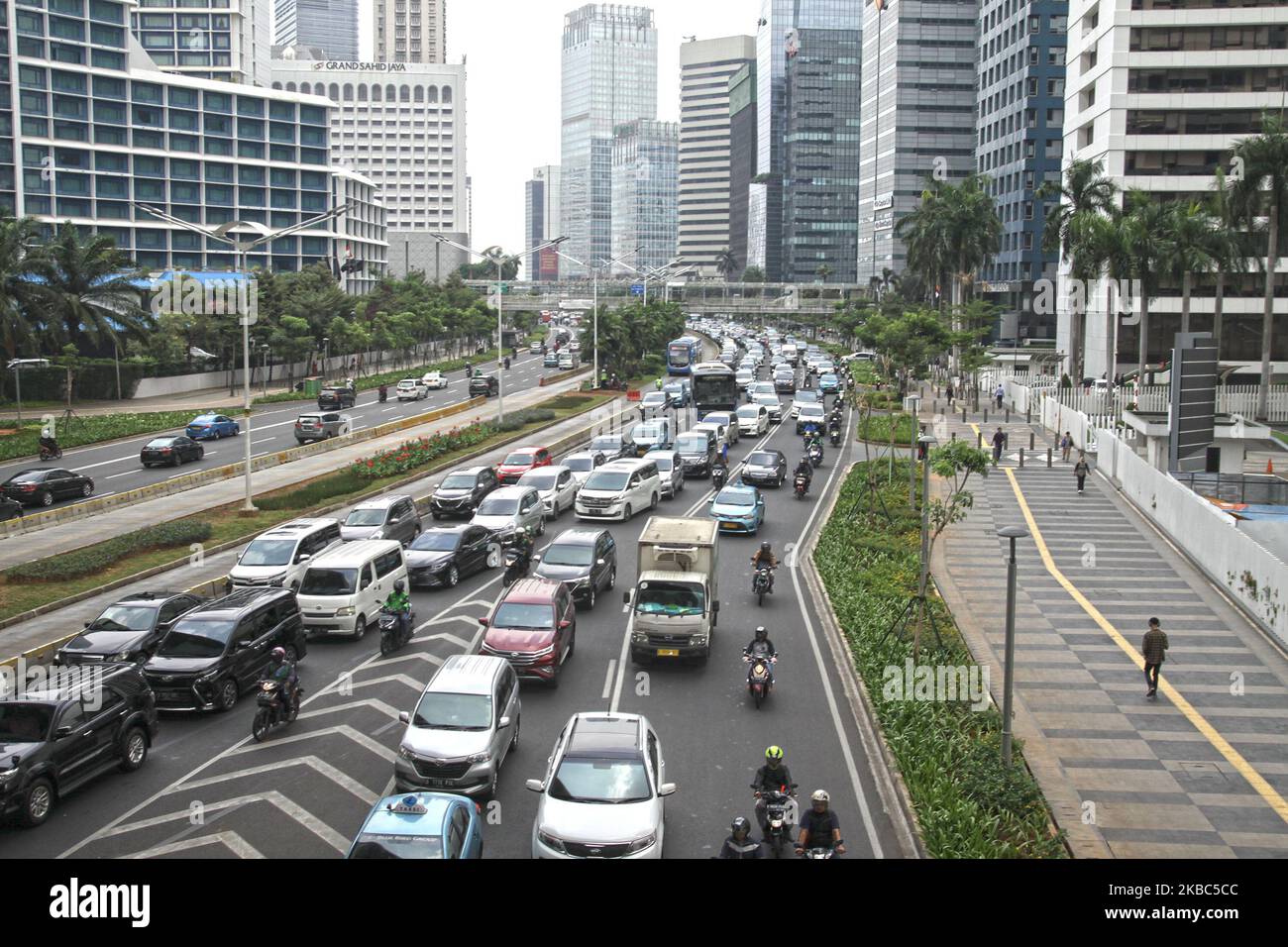 Die Hauptstadt Jakarta wird während der Hauptverkehrszeit am Mittwochmorgen, dem 4. Dezember 2019, gesehen. Auf der Grundlage eines aktualisierten Wirtschaftsberichts vom Oktober 2019 prognostiziert die Weltbank, dass das Wirtschaftswachstum Indonesiens im Jahr 2019 nur 5 % erreichen wird, während die indonesische Regierung optimistisch ist, dass das Wirtschaftswachstum 5,1 % erreichen wird. Dies wurde durch die Investitions- und Exportsektoren beeinflusst, die sich aufgrund des Handelskrieges zwischen den USA und China verlangsamten, der die globale wirtschaftliche Unsicherheit verursachte. (Foto von Aditya Irawan/NurPhoto) Stockfoto