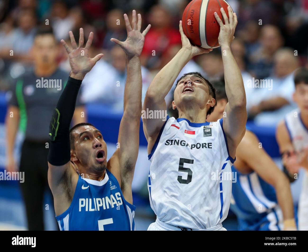 Wong Wei Long aus Singapur übernimmt den Ball während ihres Spiels gegen die Philippinen in Men’s Basketball für die Sea Games 30., die am 4. Dezember 2019 in Manila ausgetragen wurden. (Foto von George Calvelo/NurPhoto) Stockfoto