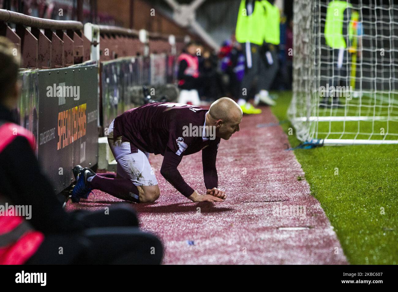 Steven Naismith von Hearts wird beim Spiel der Scottish Premier League zwischen Hearts und Livingston im Tynecastle Park am 04. Dezember 2019 in Edinburgh, Schottland, verletzt. (Foto von Ewan Bootman/NurPhoto) Stockfoto