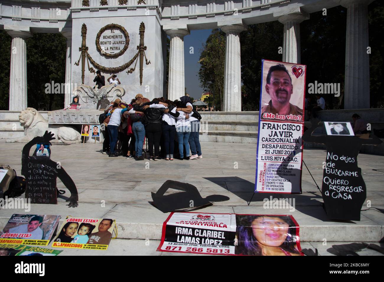 Verwandte von Vermissten, die Teil des „Search in Life for Our Disappeared National Network“ sind, protestierten vor dem Benito Juarez-Plenarsaal in Mexiko-Stadt. 4.. Dezember 2019. (Foto von Cristian Leyva/NurPhoto) Stockfoto