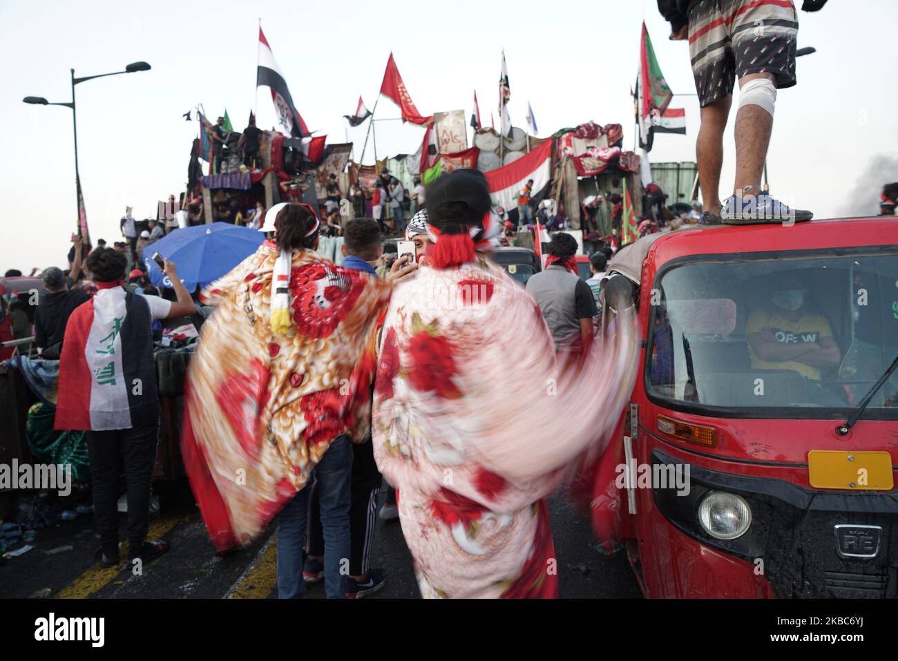 Irakische Demonstration in der Hauptstadt Bagdad am 5. Dezember 2019. Die Protestbewegung ist die größte im Irak, seit die von den USA geführte Invasion von 2003 Saddam Hussein gestürzt und ein demokratisches System in der ölreichen, aber armutsgeplagten Nation installiert hat. (Foto von Sajad Mohamed Ali/NurPhoto) Stockfoto