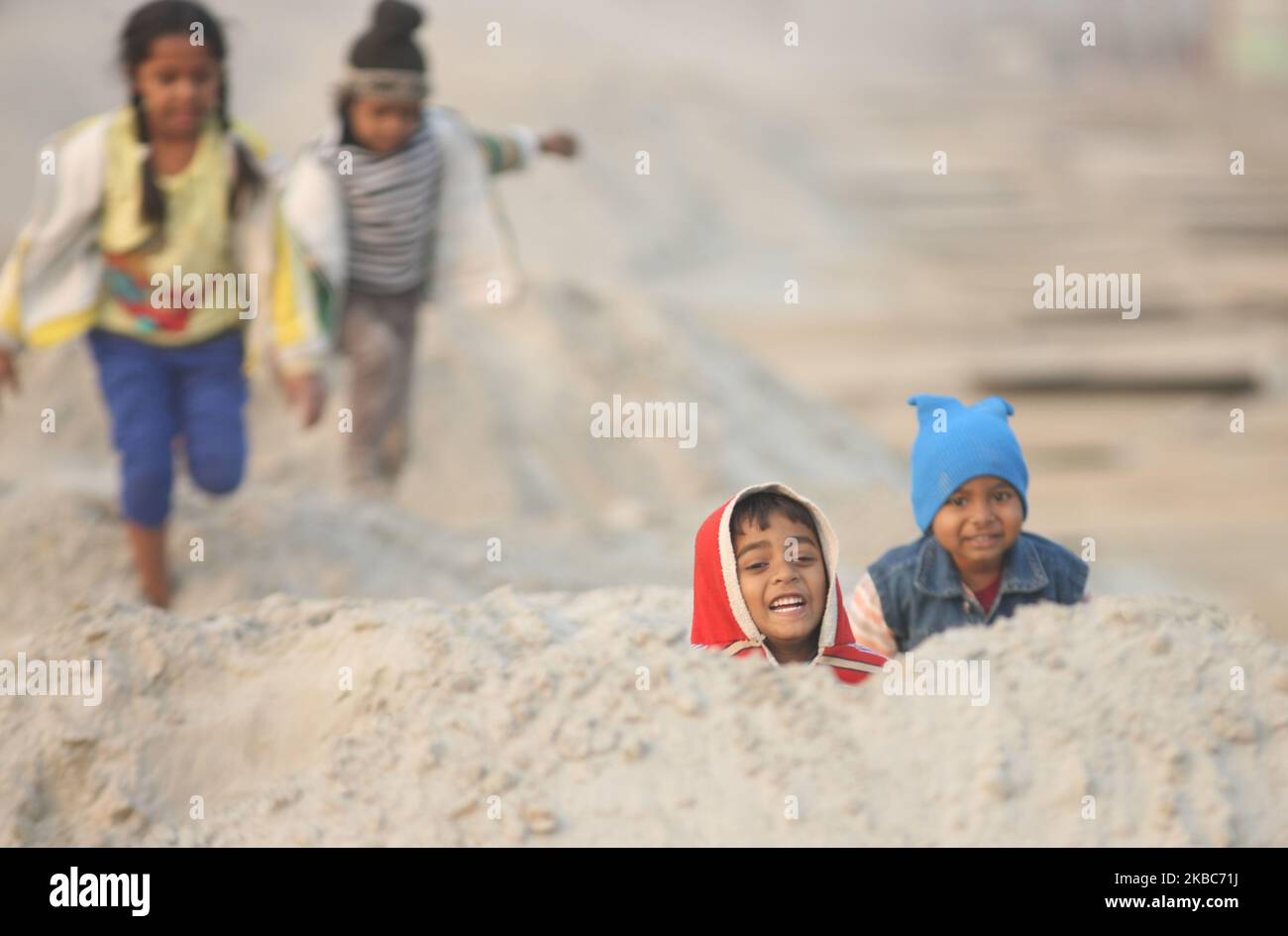 Indische Kinder spielen am 5. Dezember 2019 in Allahabad am Ufer des Ganges in Sand. (Foto von Ritesh Shukla/NurPhoto) Stockfoto