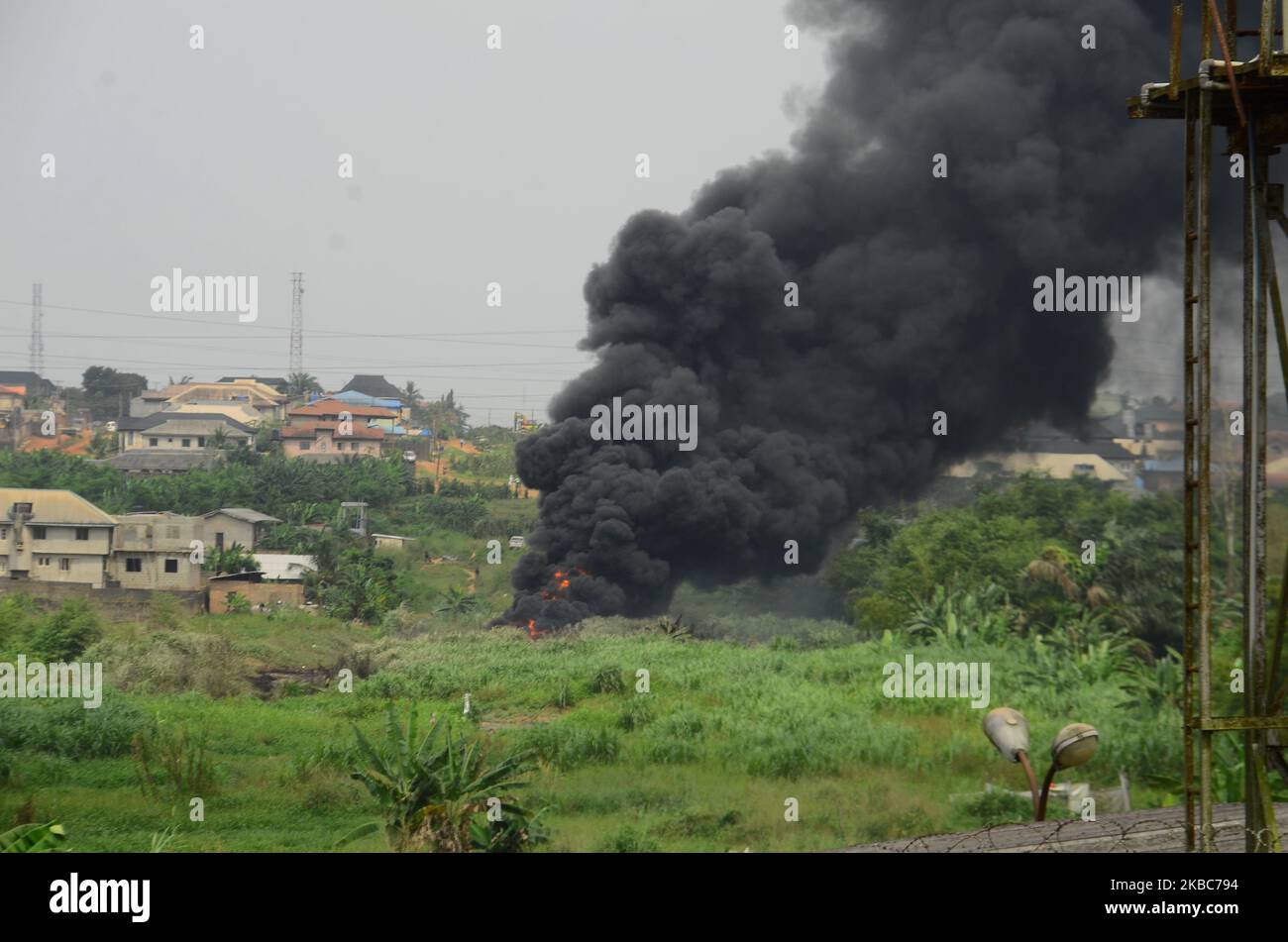 Am 5. Dezember 2019 wütete dichter Rauch, als ein Feuer aus einer gebrochenen Ölpipeline wütete, die von Öldieben im Diamond Estate/Idowu Egba, Entwicklungsgebiet des Gemeinderats Egbe-Idimu in Lagos, der Handelshauptstadt von Nigeria, durchgeführt wurde. Die drei Opfer, ein weiteres noch nicht identifiziertes Opfer, nahmen ein Bad in einem Bach in der Gegend, um sich beim Beginn des Feuers spirituell zu reinigen und verbrannten anschließend zwei von ihnen zu Tode. (Foto von Olukayode Jaiyeola/NurPhoto) Stockfoto