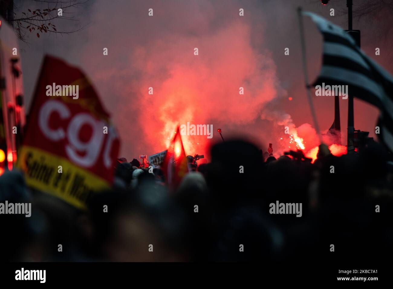 Zusammenstöße zwischen dem Schwarzen Block und der Polizei bei der Demonstration gegen das Rentenreformprojekt der Regierung und zur Verteidigung des öffentlichen Dienstes in Paris am 5.. Dezember 2019. (Foto von Jerome Gilles/NurPhoto) Stockfoto