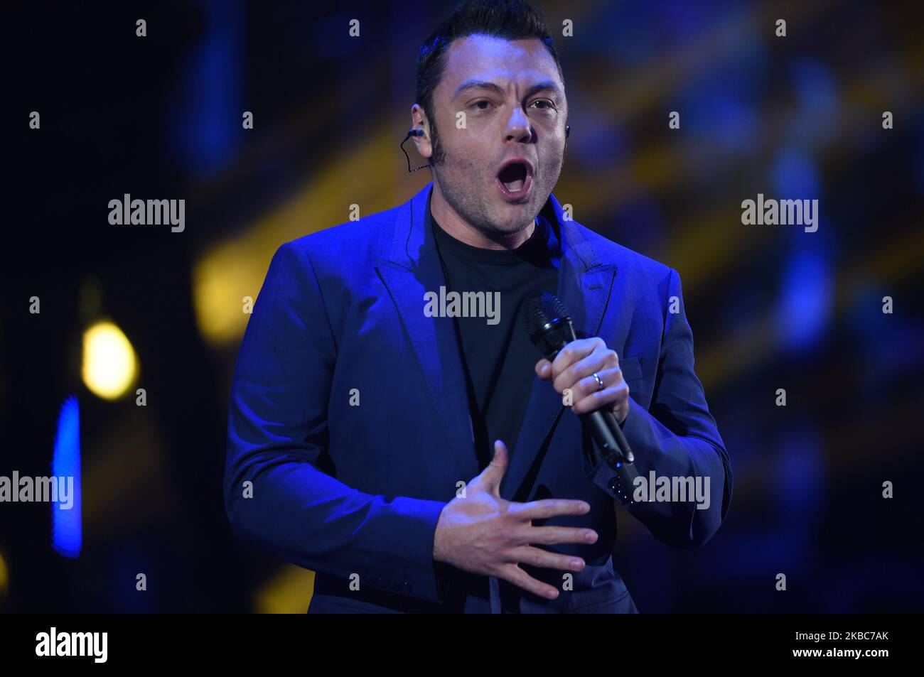 Der italienische Sänger Tiziano Ferro singt während der italienischen Halbfinale-Ausgabe des internationalen Fernsehprogramms X Factor, in der X Factor Dome, in Monza, Italien (Foto: Andrea Diodato/NurPhoto) Stockfoto