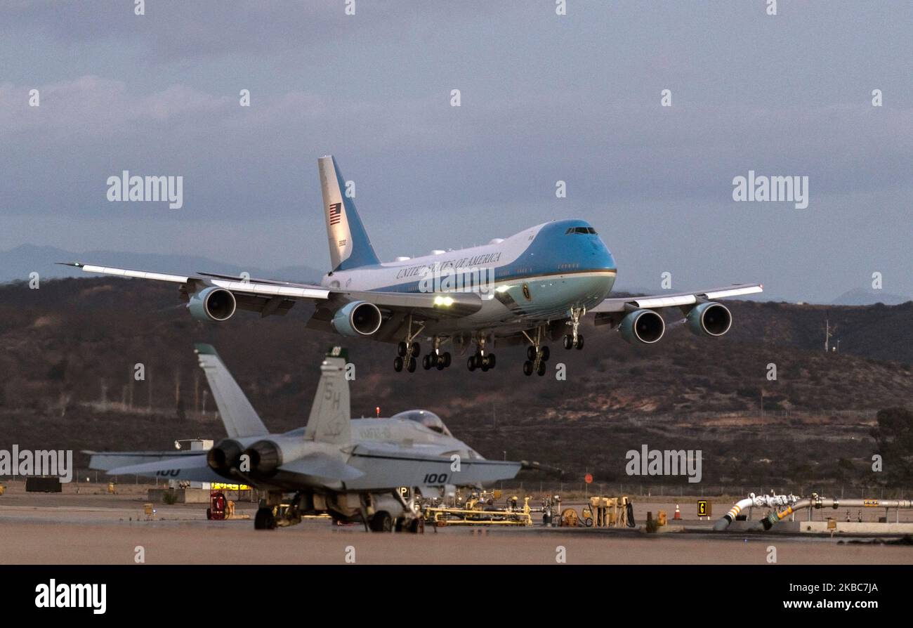 San Diego, Kalifornien, USA. 3.. November 2022. Air Force 1 trifft auf die Marine Corps Air Station Miramar, mit einem Marine F/A-18 Hornet im Vordergrund. (Bild: © David Barak/ZUMA Press Wire) Stockfoto