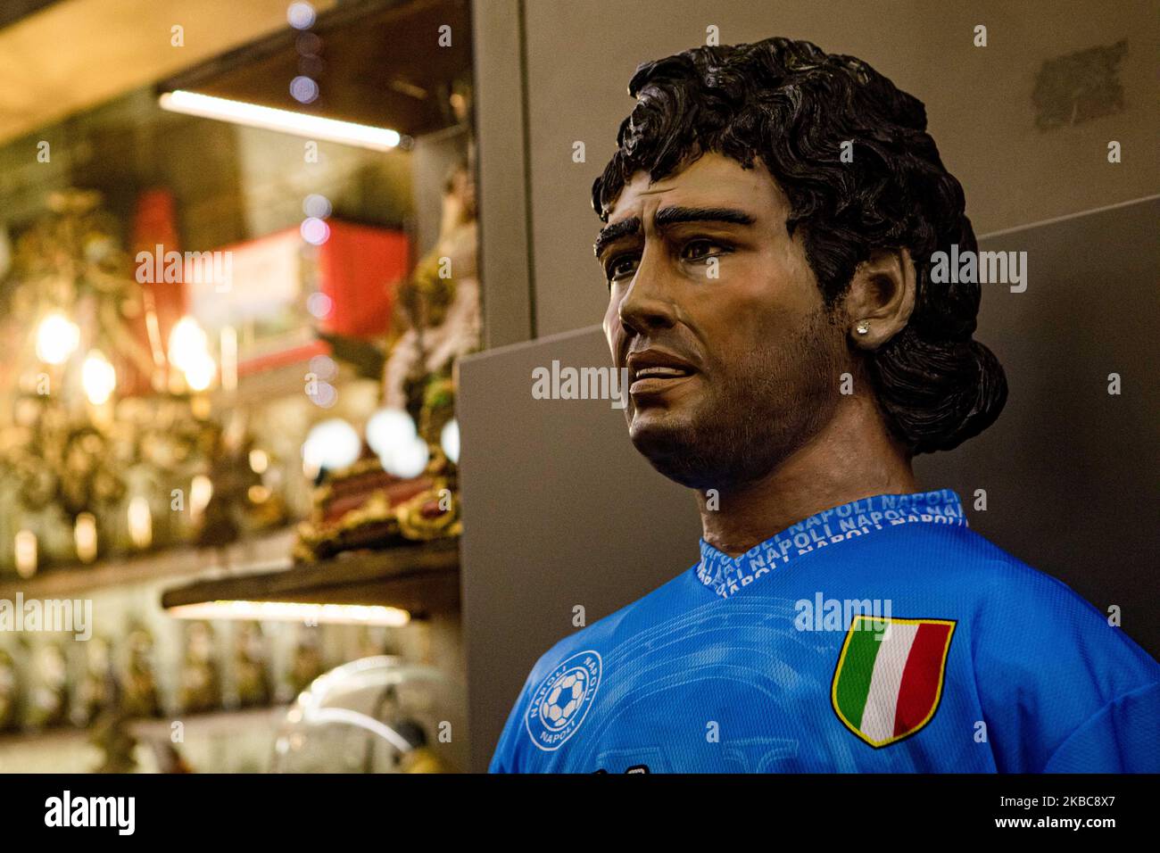 Eine Statue des Fußballers Diego Armando Maradona wird am 06 2019. Dezember vor dem Rinascente auf der Piazza del Duomo in Mailand, Italien, ausgestellt (Foto: Mairo Cinquetti/NurPhoto) Stockfoto