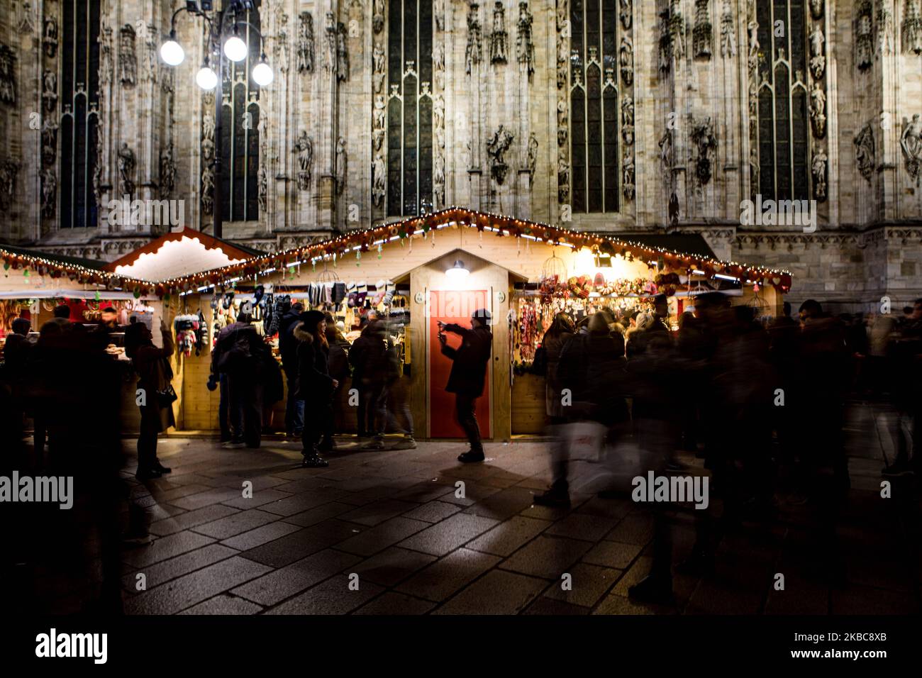 Weihnachtsstimmung auf der Piazza del Duomo in Mailand, Italien, am 06 2019. Dezember. Wie jedes Jahr ist die Piazza del Duomo in Mailand voll von Touristen und Menschen für die Weihnachtsmärkte, um die letzten Geschenke zu kaufen und die Lichter zu sehen, die das Stadtzentrum schmücken (Foto by Mairo Cinquetti/NurPhoto) Stockfoto