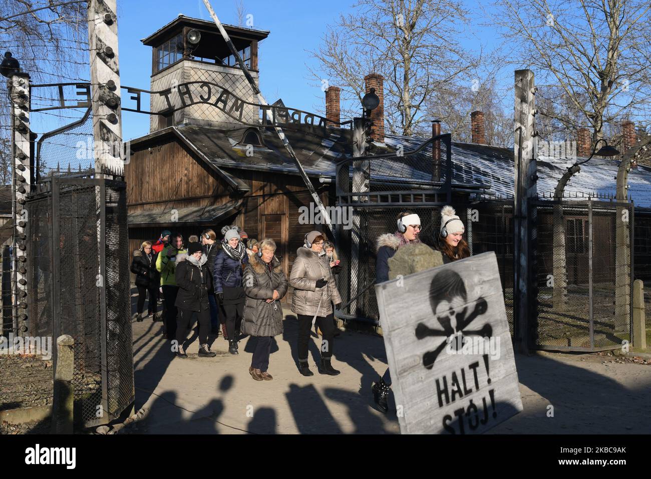 Eine Gruppe von Besuchern überquert das Haupttor mit dem Schild "Arbeit macht frei" im ehemaligen Nazi-Konzentrationslager Auschwitz I. Am Freitag, den 6. Dezember 2019, im Lager Auschwitz, Oswiecim, Polen. (Foto von Artur Widak/NurPhoto) Stockfoto