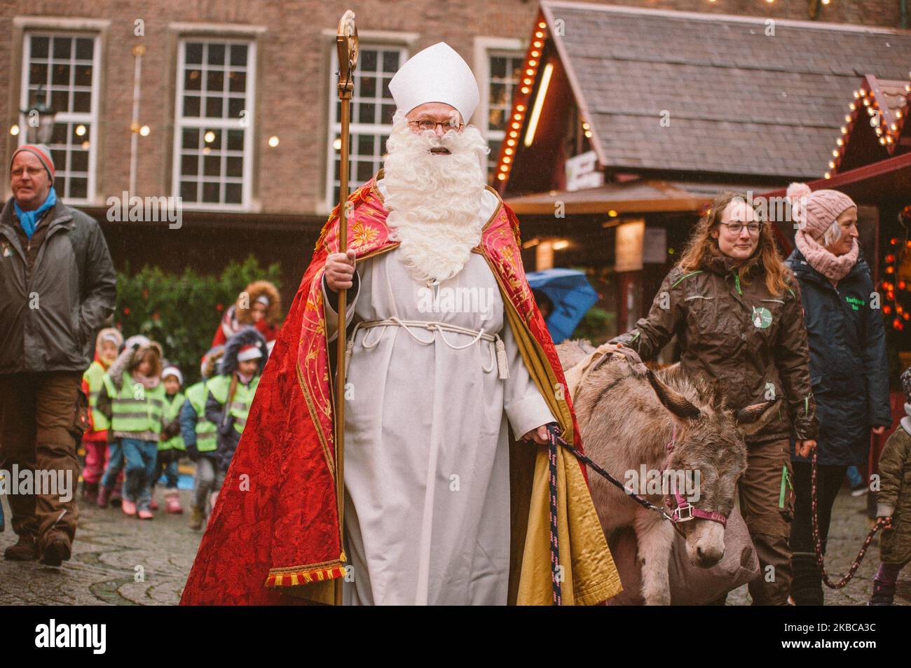 Nikolaus begleitet mit seinen beiden Eseln ''Lili'' und ''Charly'' am 6.  Dezember 2019 mit Geschenktüten in die Düsseldorfer Innenstadt. Düsseldorf  hat eine lange Tradition der Feier des St. Nikolaus Tag beginnt mit