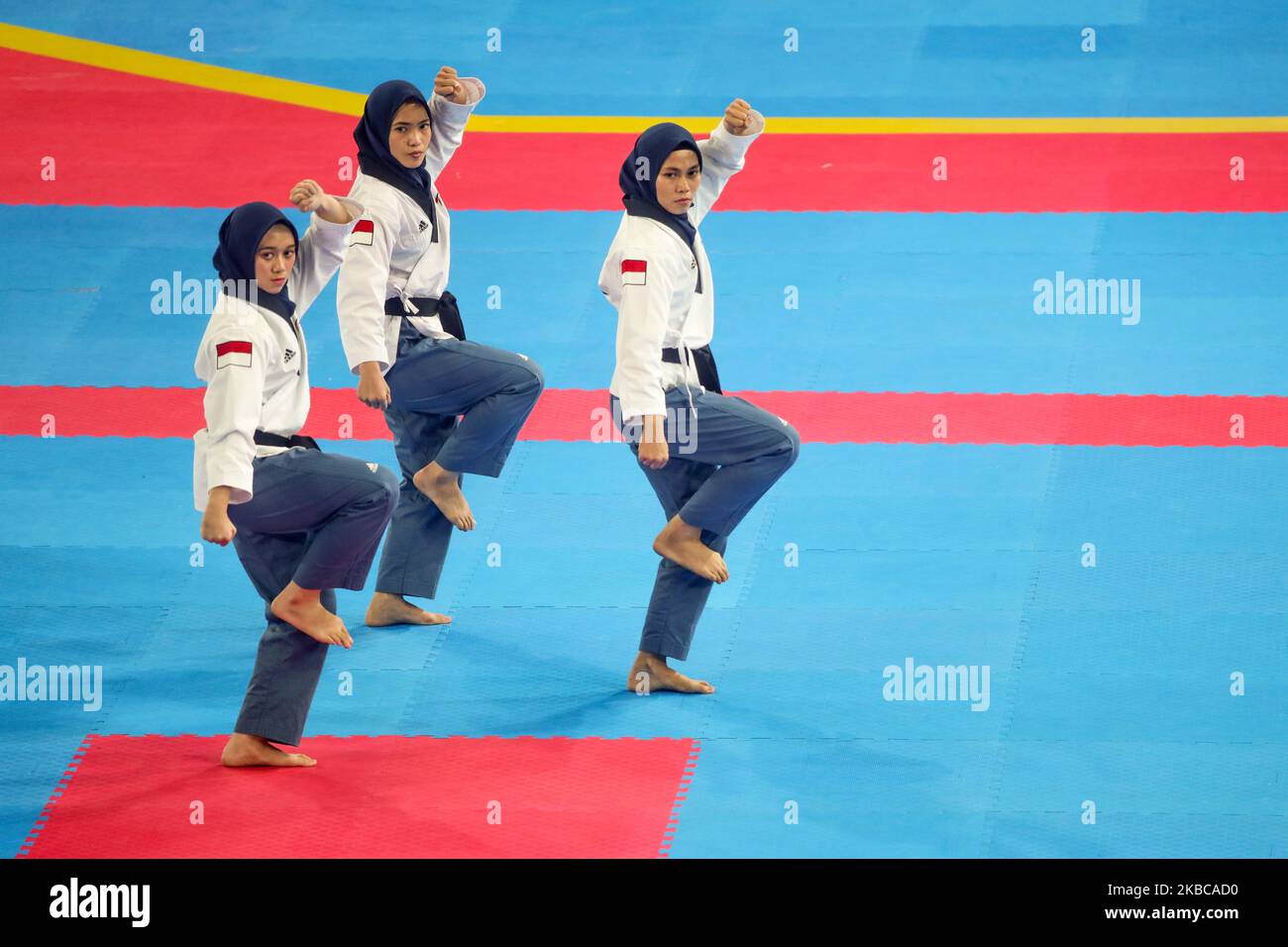 Defia Rosmaniar, Rachmania Putri und Ruhil aus Indonesien führen ihre Routine in der Frauen Taekwondo anerkannt Poomsae Team für die 30. SEA Games in Manila am 7. Dezember 2019 statt. (Foto von George Calvelo/NurPhoto) Stockfoto