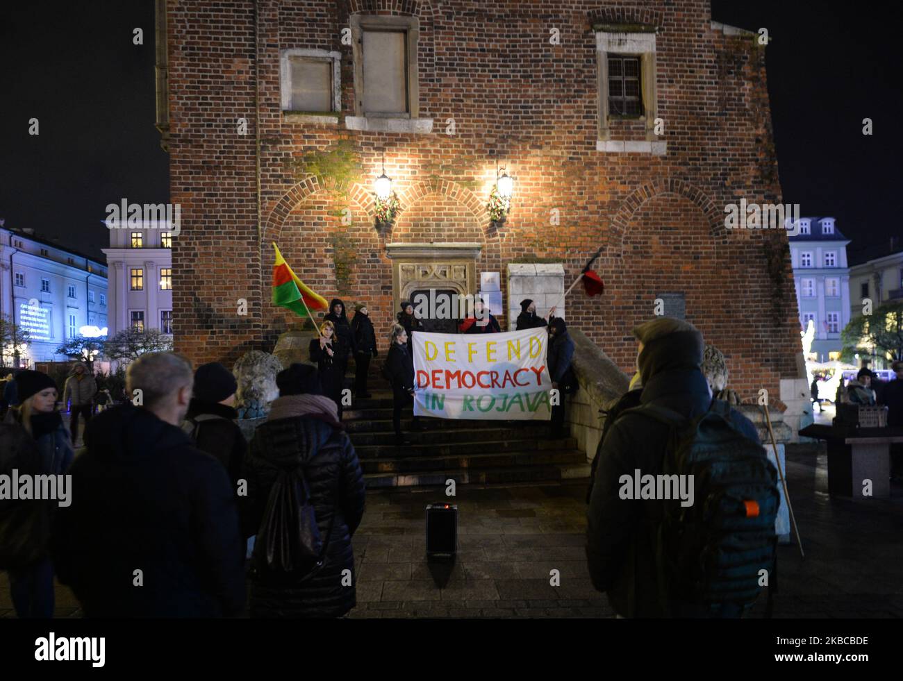 Aktivisten während des Protestes „Solidarität mit Rojava“, der im Zentrum Krakaus organisiert wurde. Am Samstag, den 7. Dezember 2019, in Krakau, Woiwodschaft Kleinpolen, Polen. (Foto von Artur Widak/NurPhoto) Stockfoto