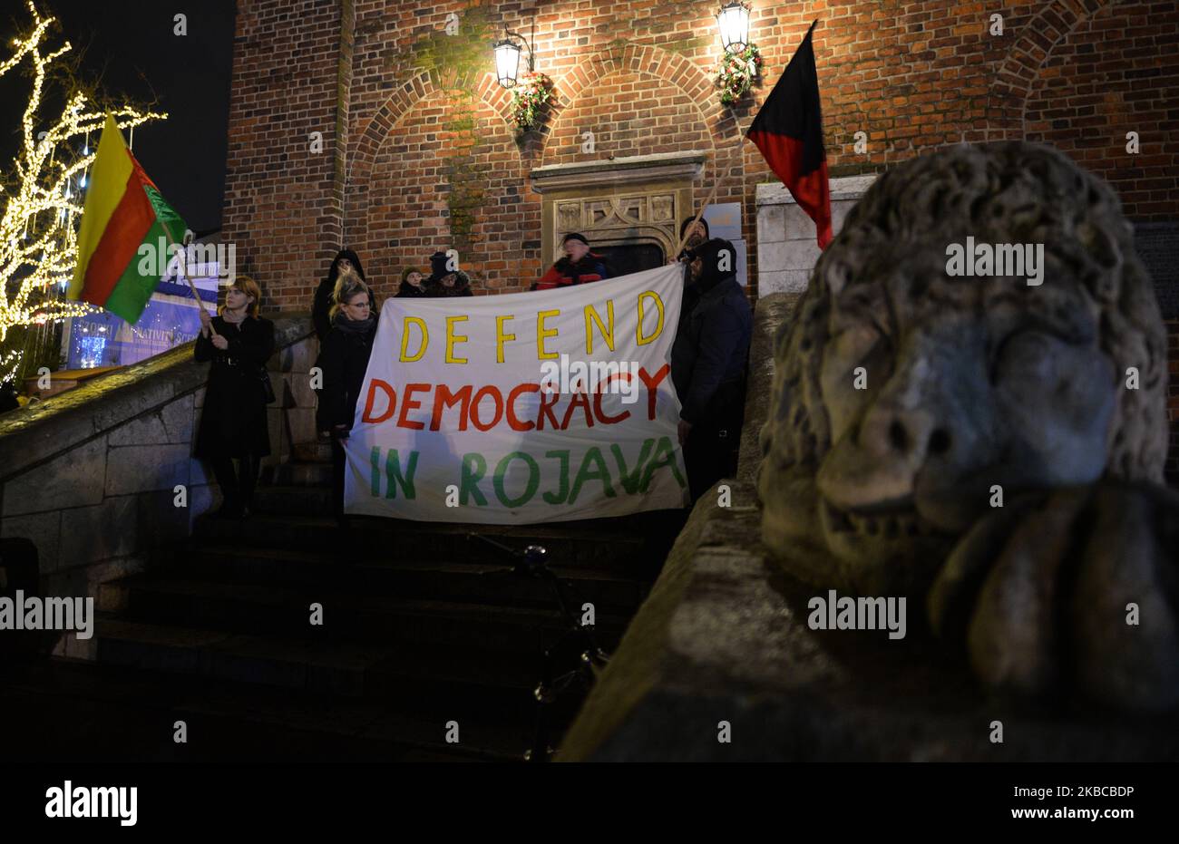 Aktivisten während des Protestes „Solidarität mit Rojava“, der im Zentrum Krakaus organisiert wurde. Am Samstag, den 7. Dezember 2019, in Krakau, Woiwodschaft Kleinpolen, Polen. (Foto von Artur Widak/NurPhoto) Stockfoto