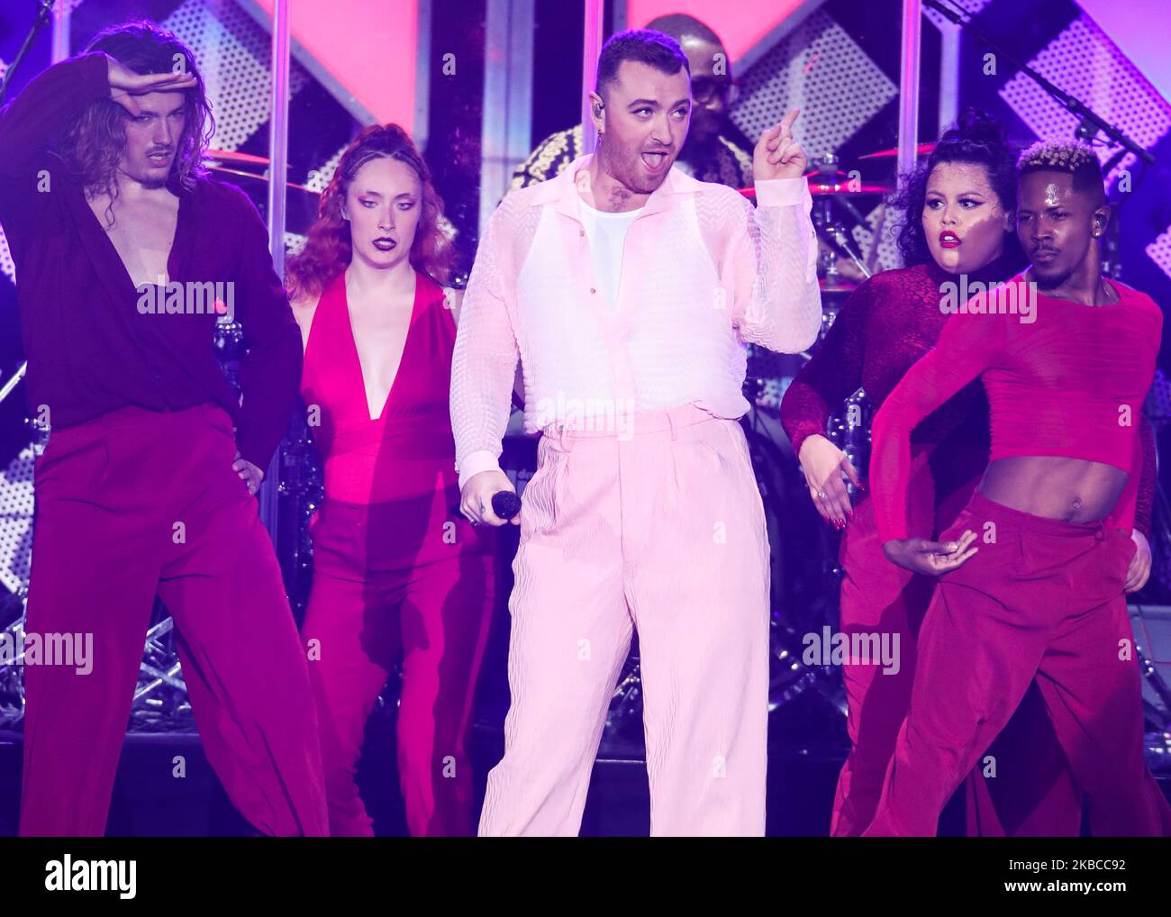 INGLEWOOD, LOS ANGELES, KALIFORNIEN, USA - 06. DEZEMBER: Sänger Sam Smith tritt beim Jingle Ball 2019 von 102,7 KIIS FM auf, der am 6. Dezember 2019 im Forum in Inglewood, Los Angeles, Kalifornien, USA, stattfand. (Foto von Xavier Collin/Image Press Agency/NurPhoto) Stockfoto