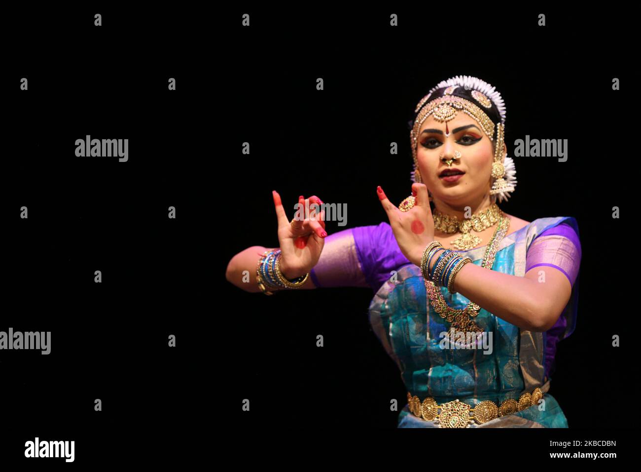 Die Tamil Bharatnatyam Tänzerin führt während ihres Arantrams am 21. September 2019 in Scarborough, Ontario, Kanada, einen ausdrucksstarken Tanz auf. Das Bharatnatyam Arantram ist die Abschlusszeremonie, bei der die Tänzerin nach jahrelanger strenger Ausbildung ihre erste öffentliche Solo-Bühnensleistung vorführt. (Foto von Creative Touch Imaging Ltd./NurPhoto) Stockfoto