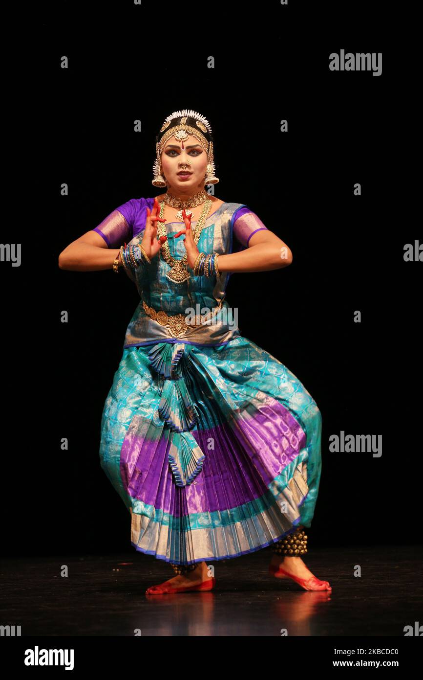 Die Tamil Bharatnatyam Tänzerin führt während ihres Arantrams am 21. September 2019 in Scarborough, Ontario, Kanada, einen ausdrucksstarken Tanz auf. Das Bharatnatyam Arantram ist die Abschlusszeremonie, bei der die Tänzerin nach jahrelanger strenger Ausbildung ihre erste öffentliche Solo-Bühnensleistung vorführt. (Foto von Creative Touch Imaging Ltd./NurPhoto) Stockfoto