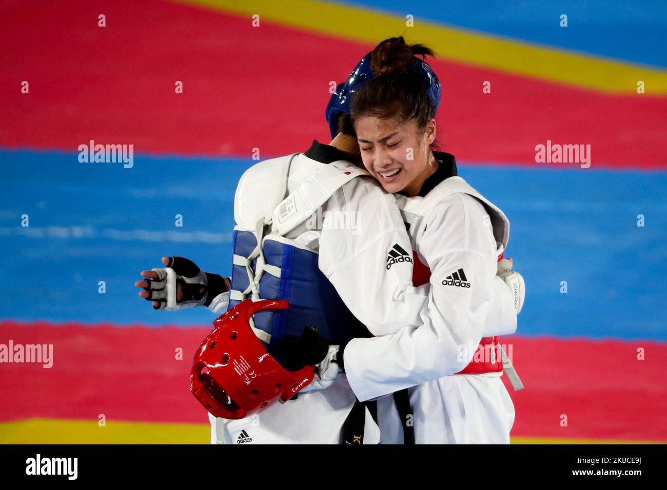 Pauline Lopez von den Philippinen reagiert nach ihrem Sieg gegen Aliza Chhoeung von Kambodscha im Taekwondo-Finalspiel der Frauen -57kg für die Südostasienspiele 30., die am 8. Dezember 2019 in Manila, Philippinen, ausgetragen wurden. Lopez gewann die Goldmedaille. (Foto von George Calvelo/NurPhoto) Stockfoto