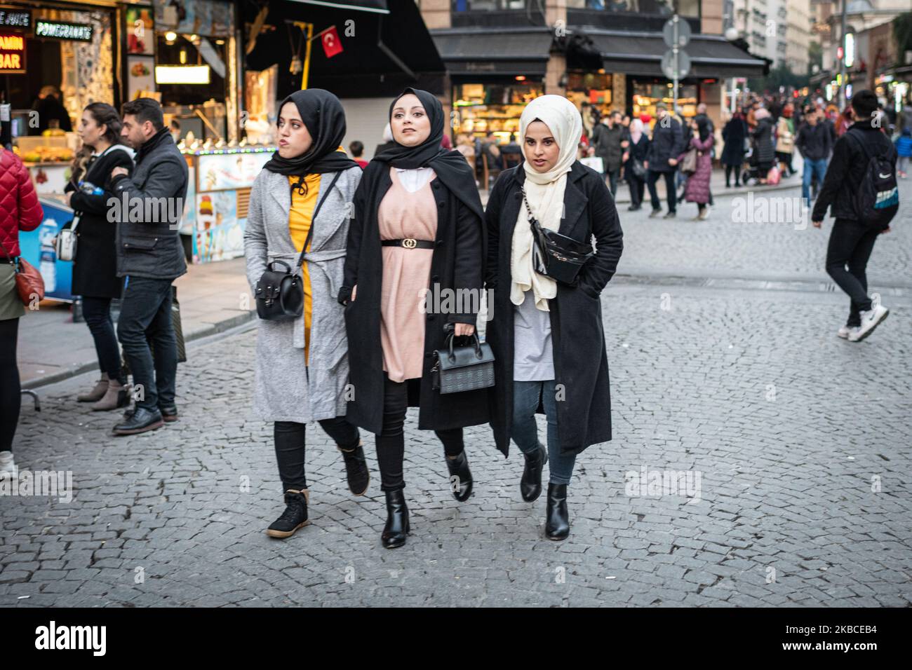 Am 8 2019. Dezember gingen junge verschleierte türkische Frauen im historischen und kommerziellen Viertel Eminonu im Istanbuler Stadtteil Fatih zum Einkaufen auf Straßenmärkten und Basaren, da die Wirtschaft vor dem neuen Jahr stabil blieb. (Foto von Diego Cupolo/NurPhoto) Stockfoto